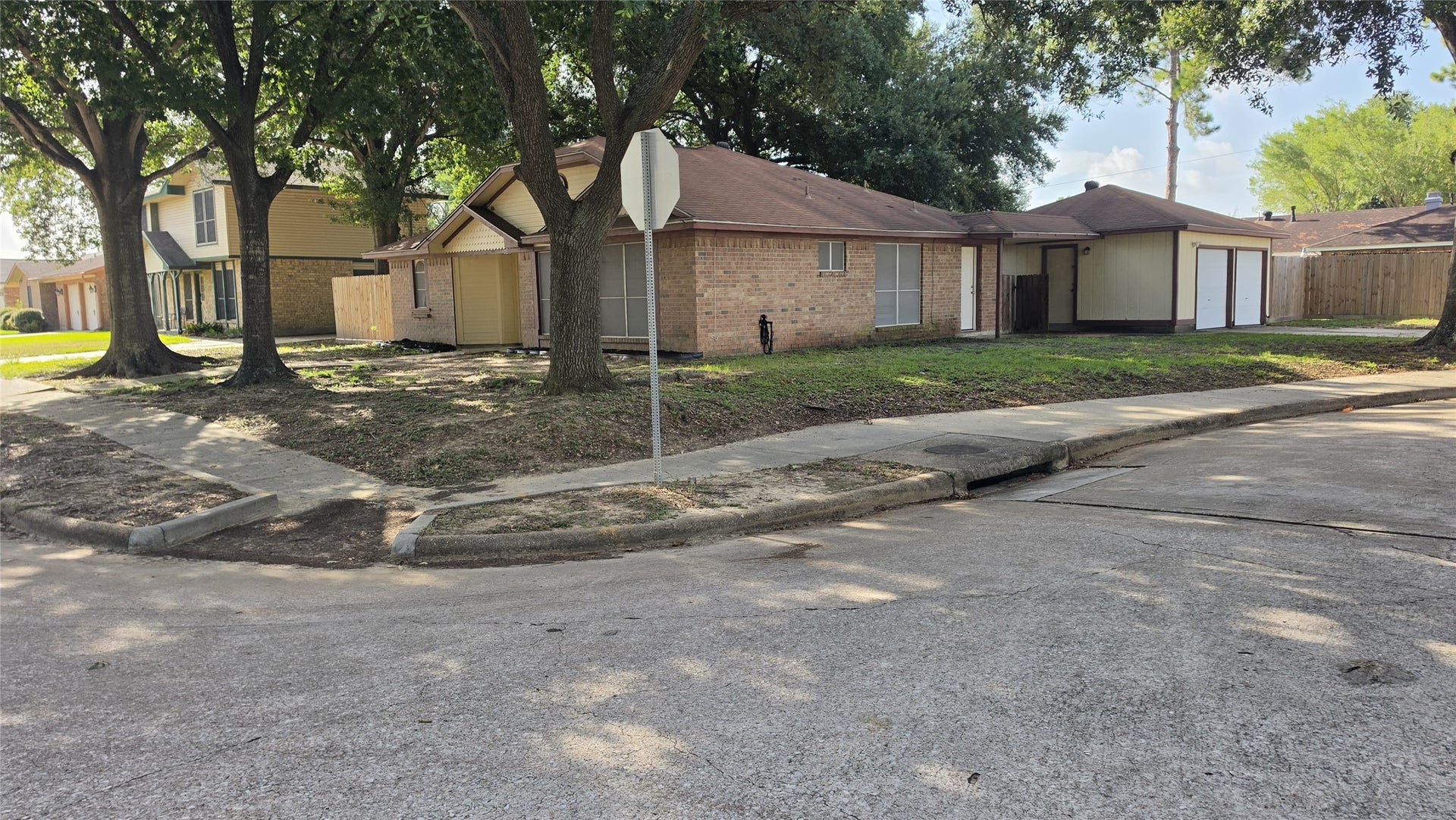 1502 Sudbury Drive, Pasadena, TX 77504 Spacious corner lot home with 2 car garage