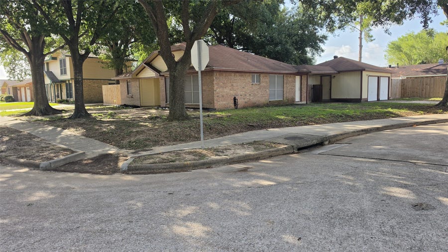 Property photo for 1502 Sudbury Drive, Pasadena, TX
