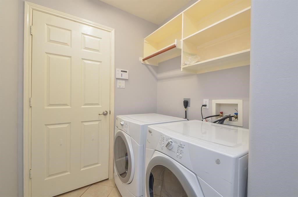 6726 Oakman, Sugar Land, TX 77479 LAUNDRY ROOM. ( WASHER & DRYER NOT INCLUDED )