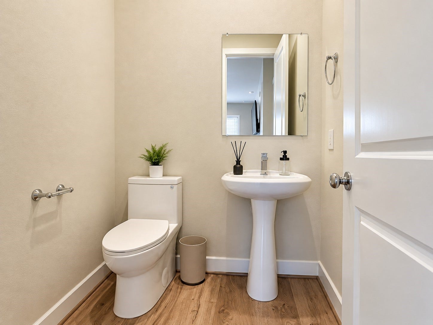 5926 Jasper Jones Way, Houston, TX 77091 Half bath located on the 1st floor