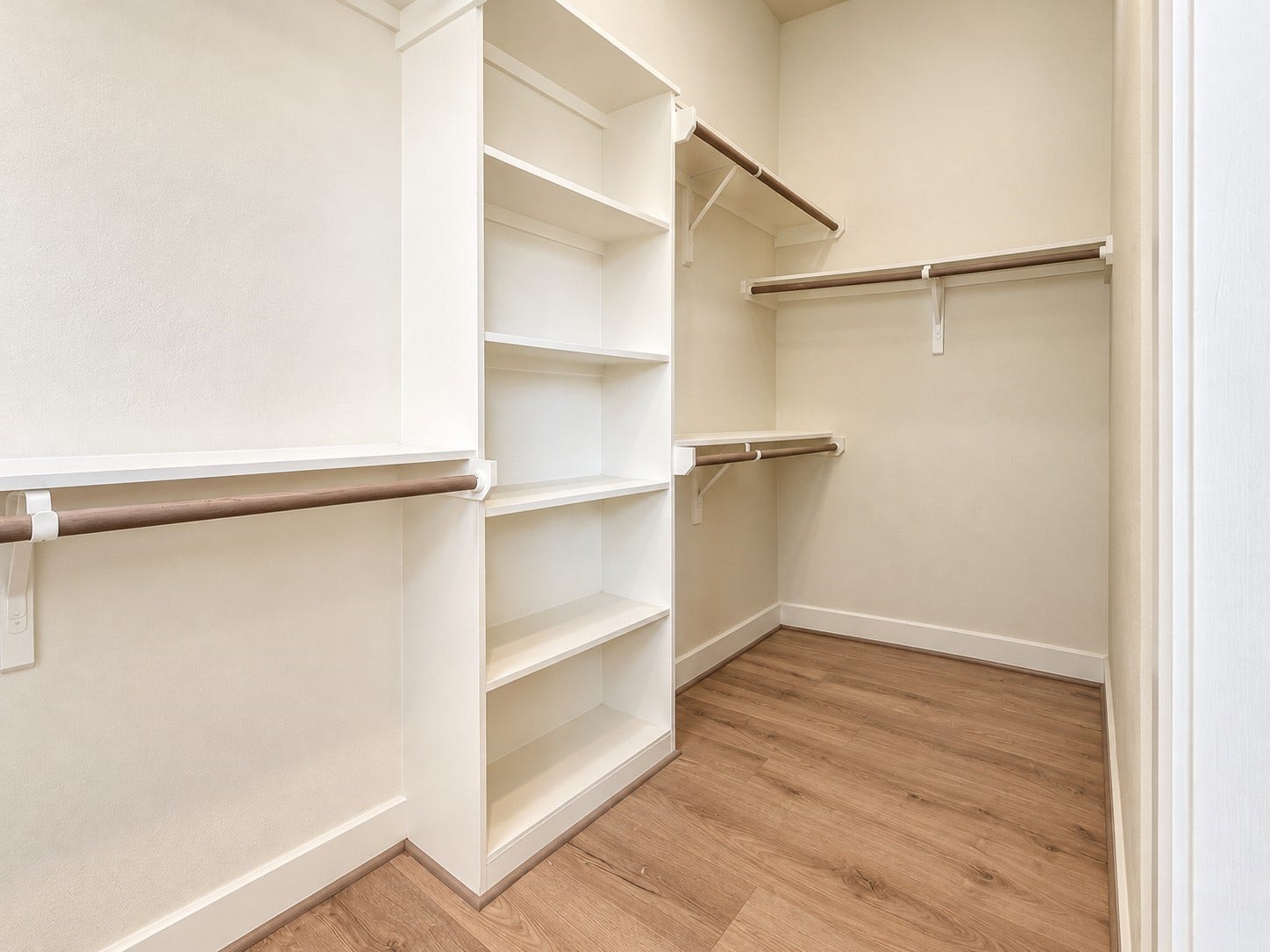 5926 Jasper Jones Way, Houston, TX 77091 Primary closet