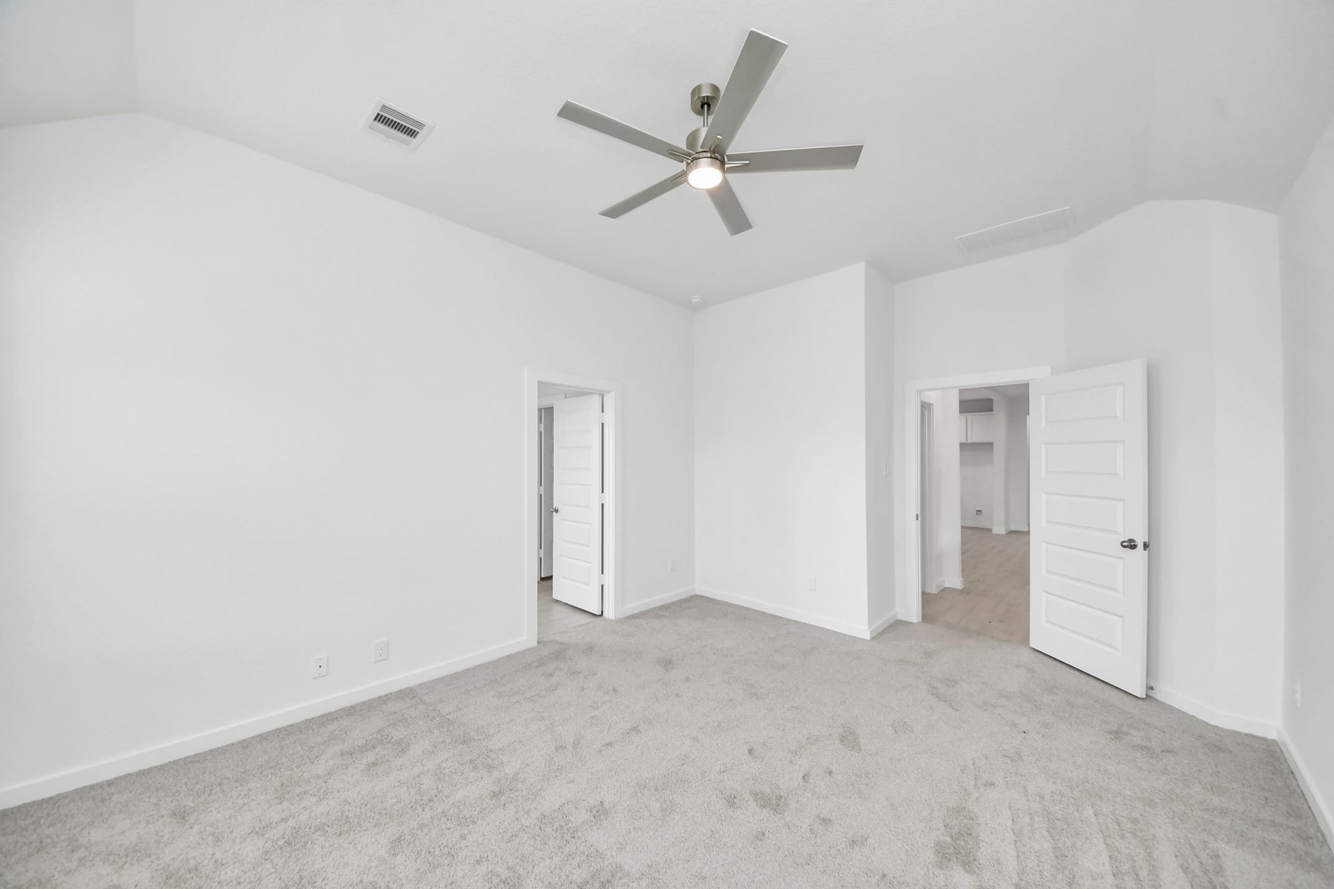 15947 Sycamore Maple Lane, Cypress, TX 77429 Escape and relax in the exquisite primary suite, a haven to unwind after a long day. The spacious room, located on first floor, boasts plush carpeting, soothing paint tones, high ceilings, and expansive windows adorned with privacy blinds.