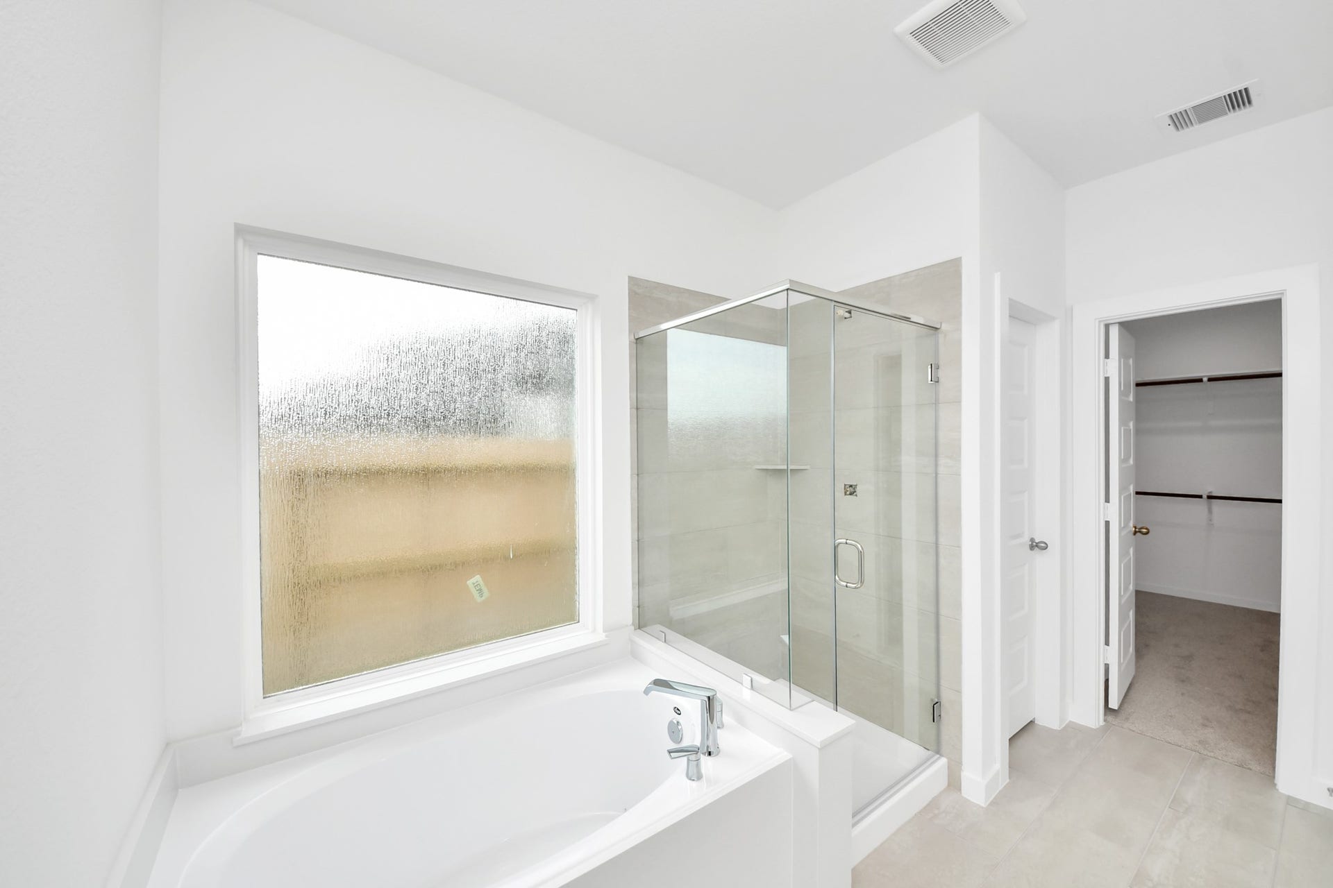 15947 Sycamore Maple Lane, Cypress, TX 77429 Indulge in a spa-like retreat within the confines of this primary bathroom. Delight in a spacious walk-in shower enveloped in stylish tile surround, unwind in a separate garden tub adorned with custom detailing.