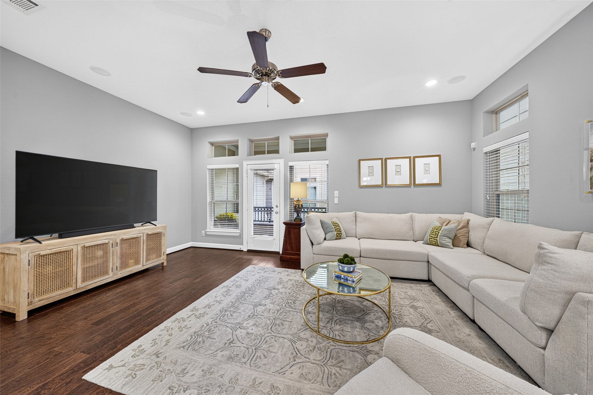 2602 Ashland Street, Houston, TX 77008 The indoor space flows beautifully into the outdoor balcony.
