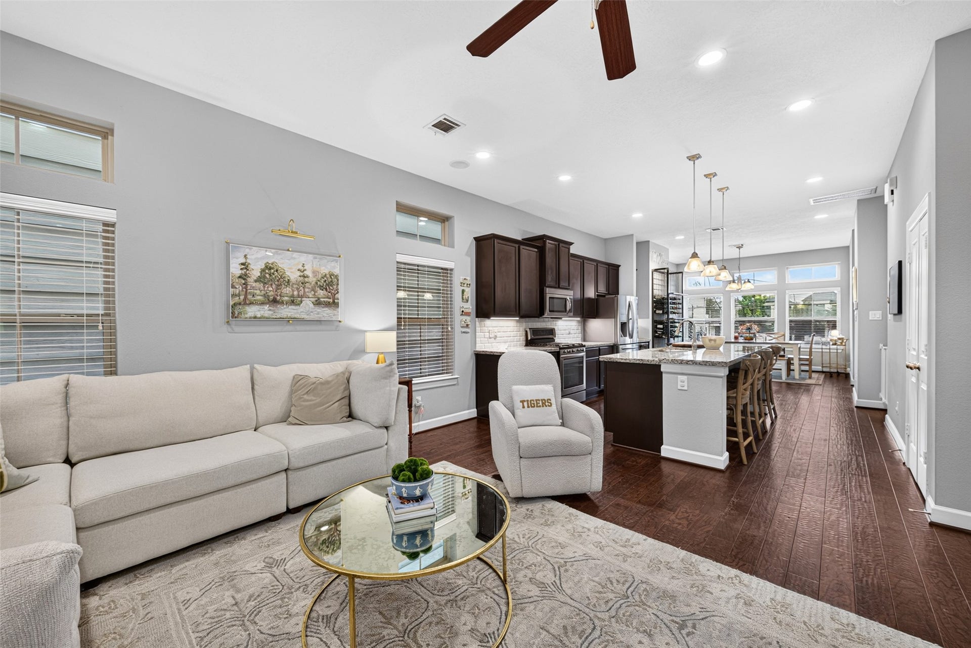 2602 Ashland Street, Houston, TX 77008 Open-concept living area flows seamlessly into the kitchen, ideal for everyday living and entertaining.