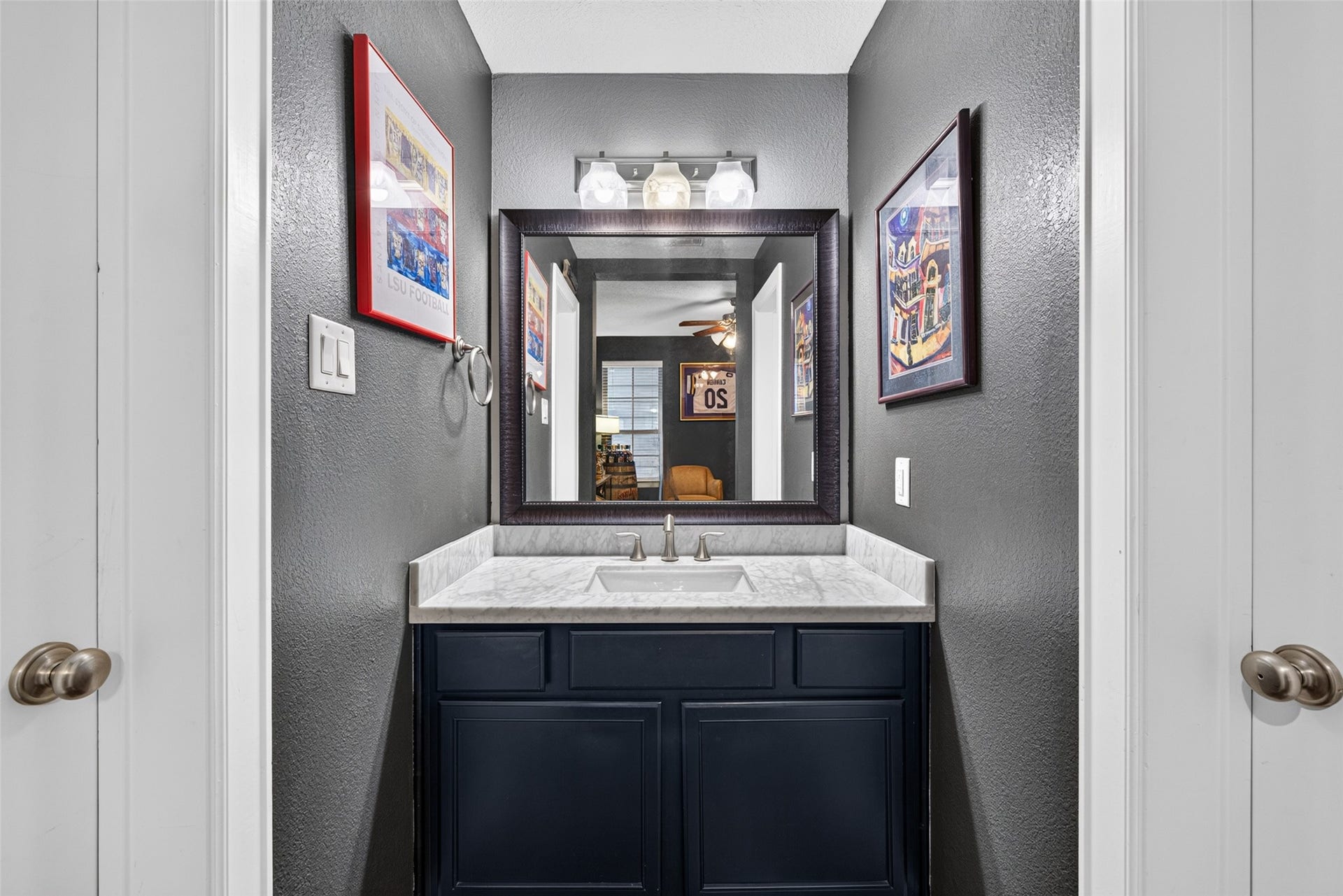 2602 Ashland Street, Houston, TX 77008 Attached full bath serving the flexible downstairs guest bedroom or home office, featuring a dark vanity and framed mirror.