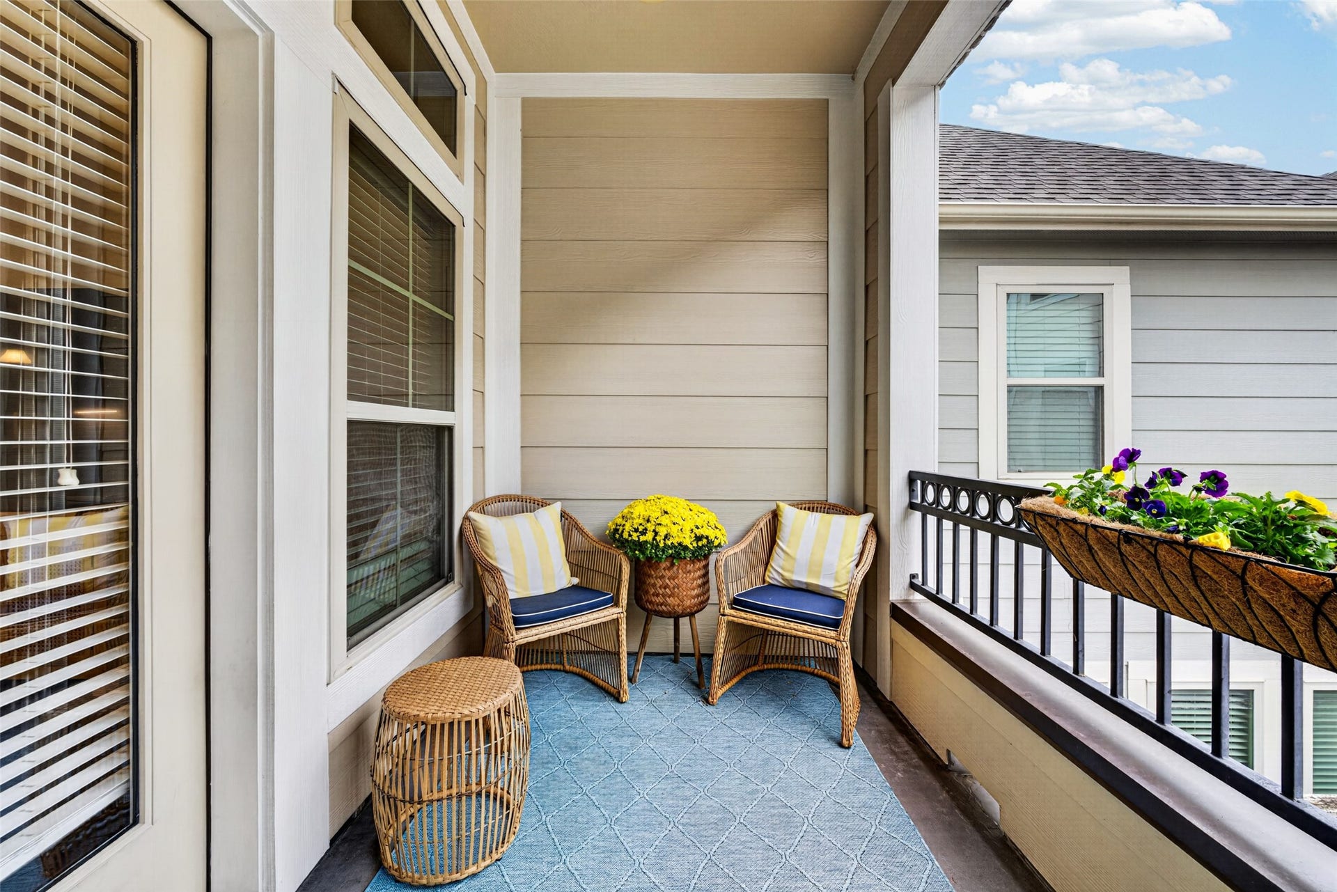 2602 Ashland Street, Houston, TX 77008 Covered balcony on the second floor offers a cozy outdoor retreat with seating