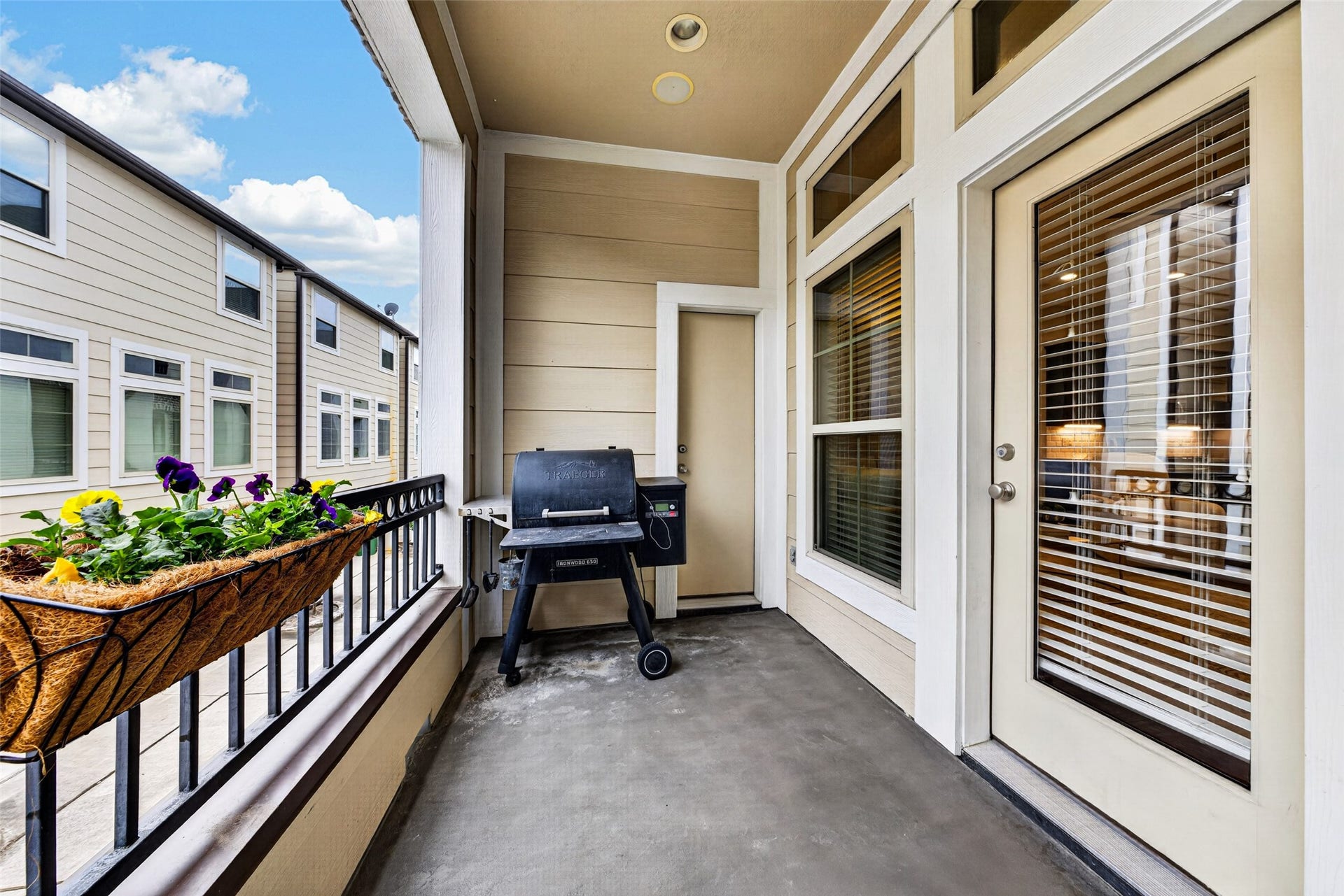 2602 Ashland Street, Houston, TX 77008 The patio is close to the kitchen, making grilling a breeze.