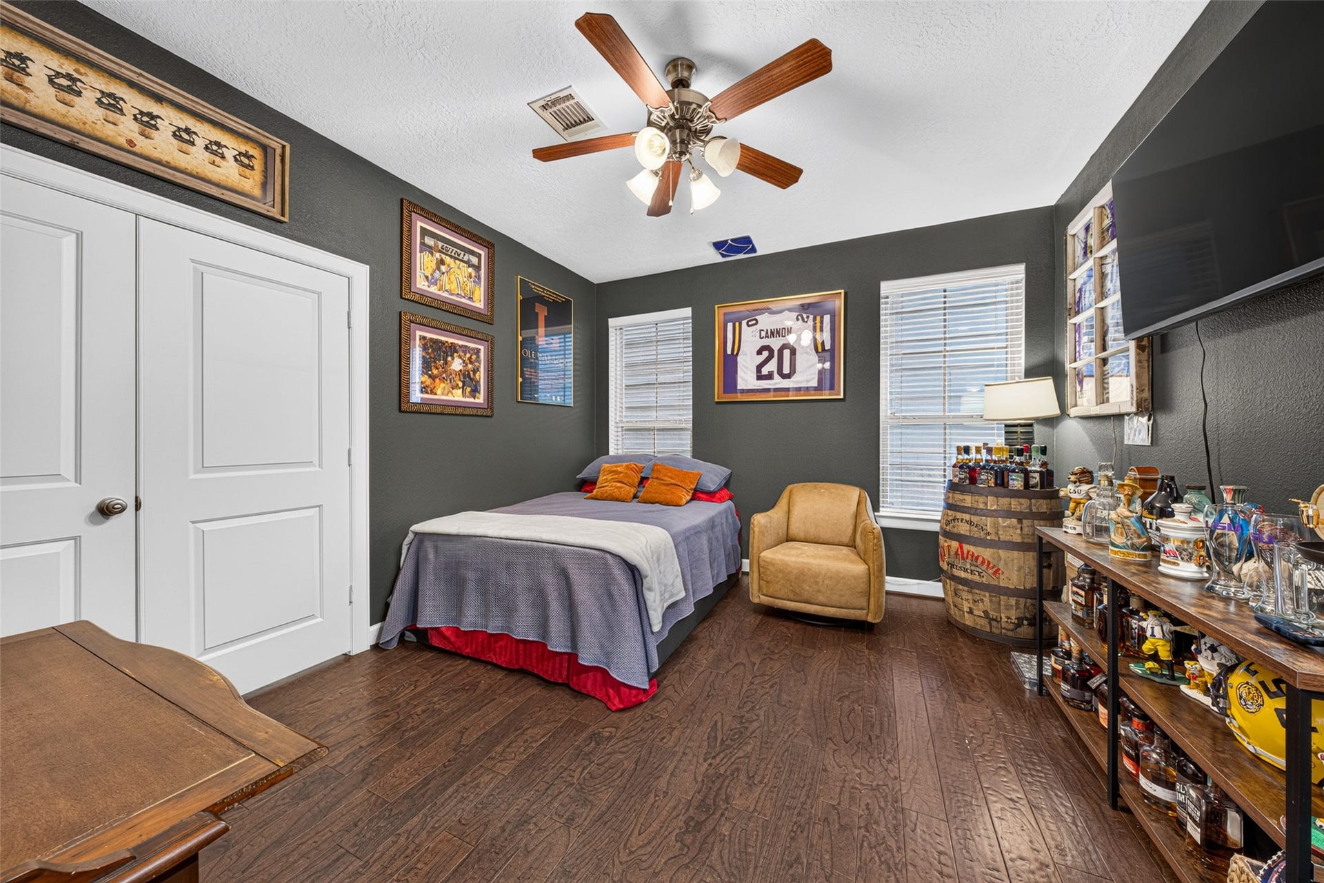 2602 Ashland Street, Houston, TX 77008 Versatile downstairs guest bedroom with an attached bath, offering flexibility for use as a home office or additional living space.