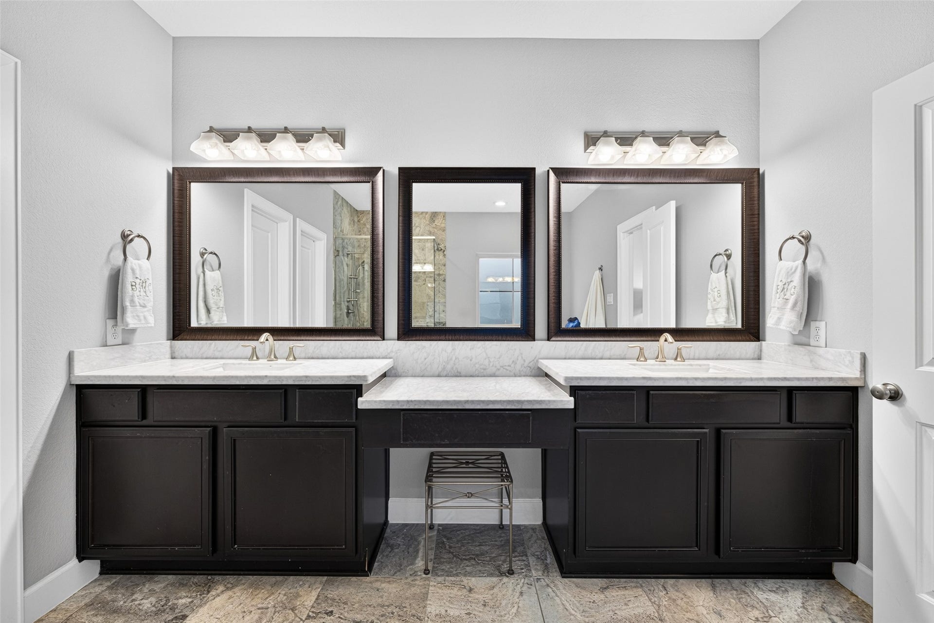 2602 Ashland Street, Houston, TX 77008 Spacious primary bath featuring a soaking tub, separate glass-enclosed shower, and dual vanities.