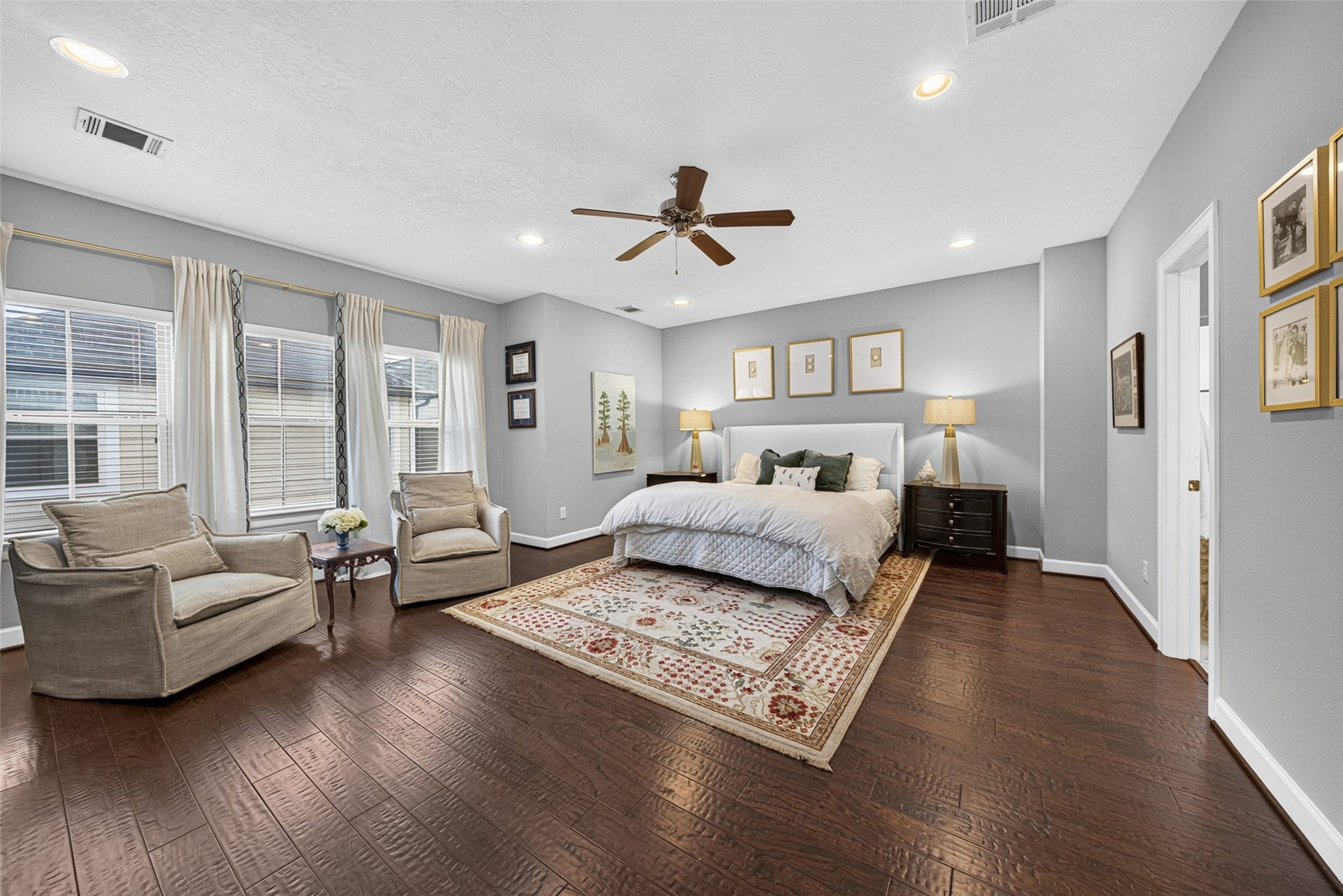 2602 Ashland Street, Houston, TX 77008 Spacious primary bedroom with hardwood floors, recessed lighting, and a comfortable sitting area.