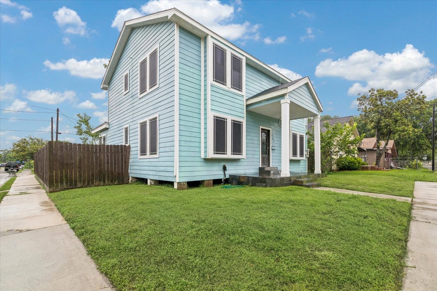 Property photo for 601 W Cleveland Street, Baytown, TX