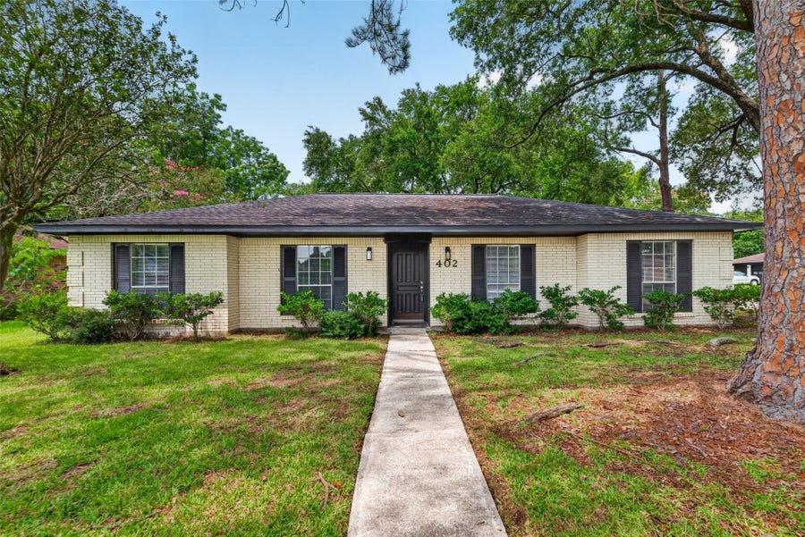 Property photo for 402 Christina Lane, Friendswood, TX