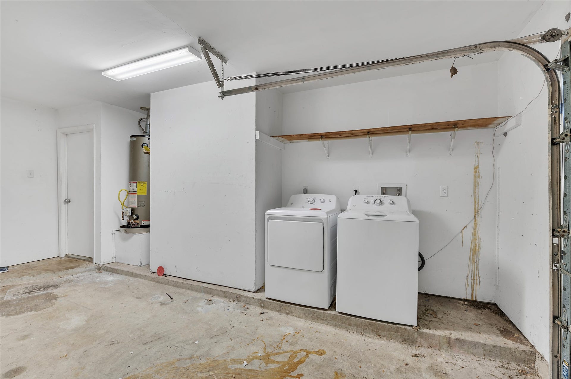 2515 Knoxville Drive, League City, TX 77573 Washer and dryer located in the garage.