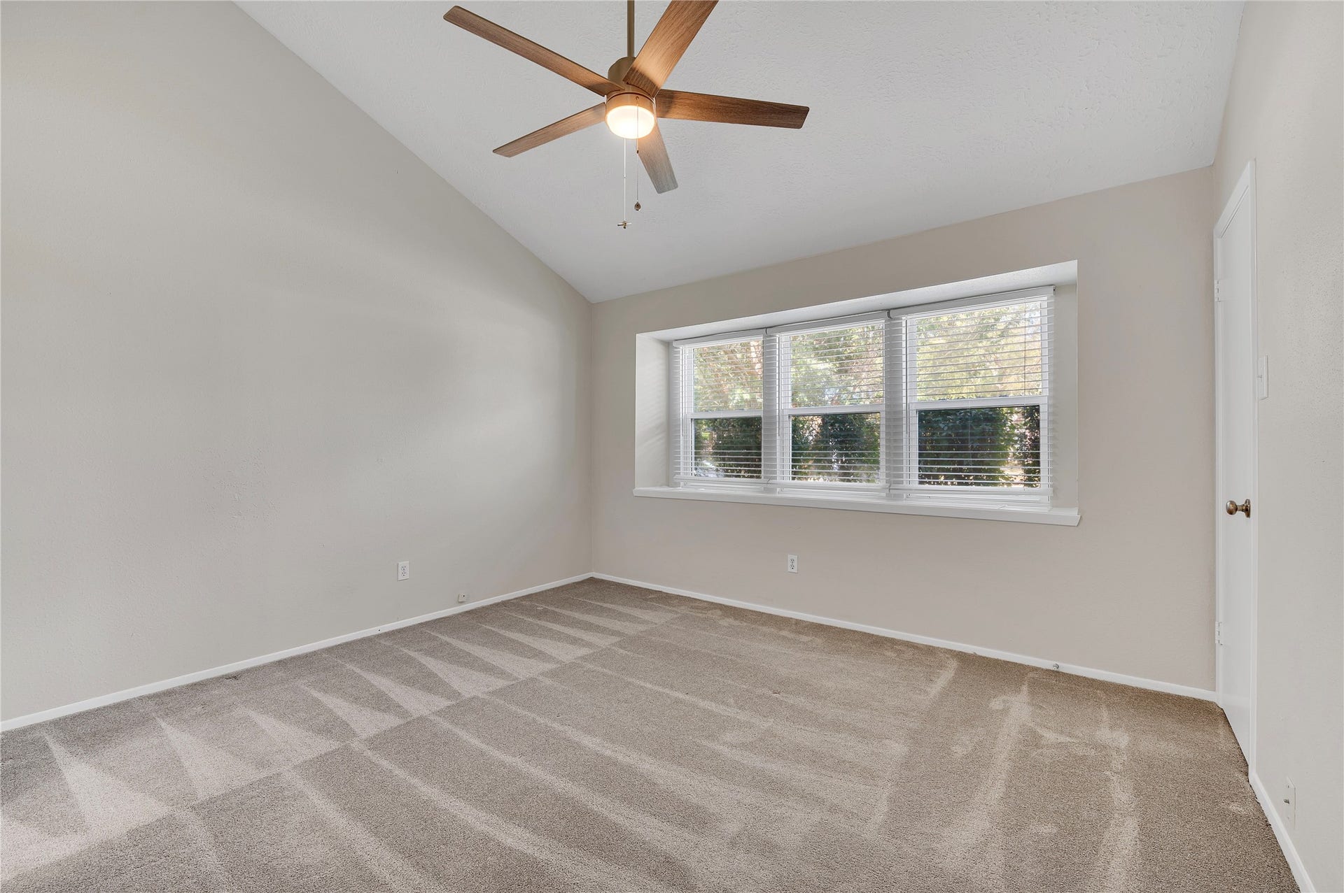 2515 Knoxville Drive, League City, TX 77573 Large primary bedroom with high ceilings.