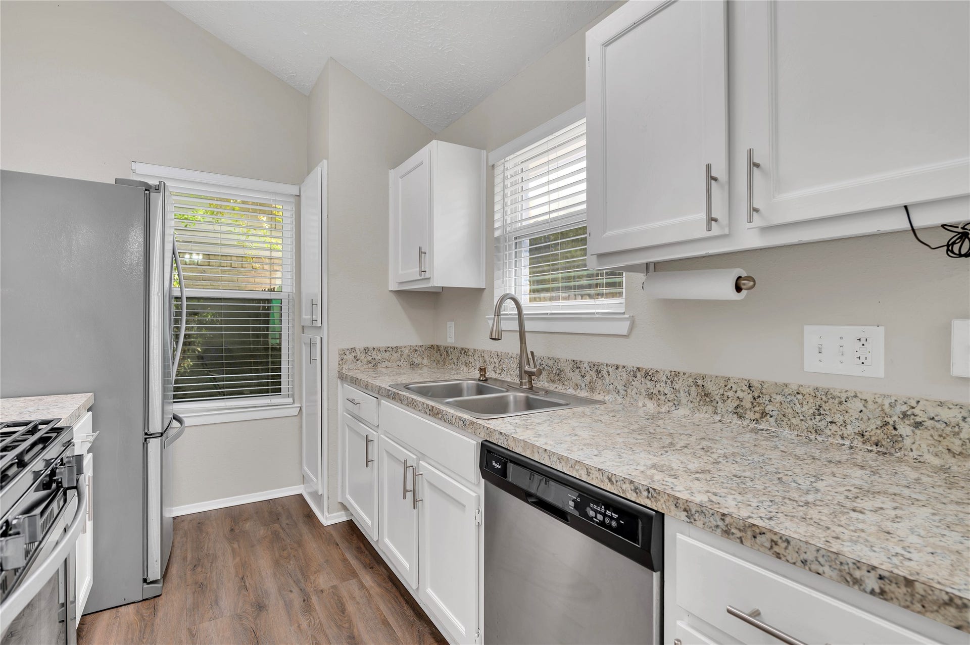 2515 Knoxville Drive, League City, TX 77573 Great counter to space and a stainless steel double sink.