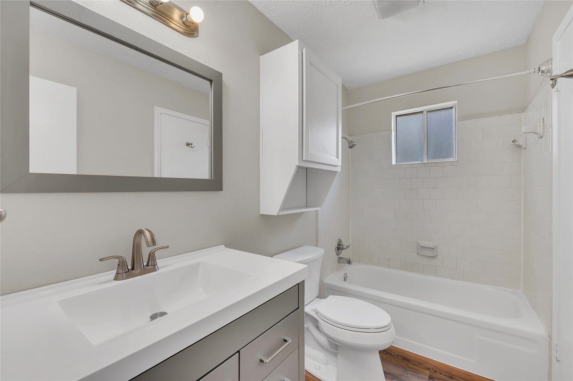 2515 Knoxville Drive, League City, TX 77573 Full sized bath with updated large vanity and shower/tub combo.
