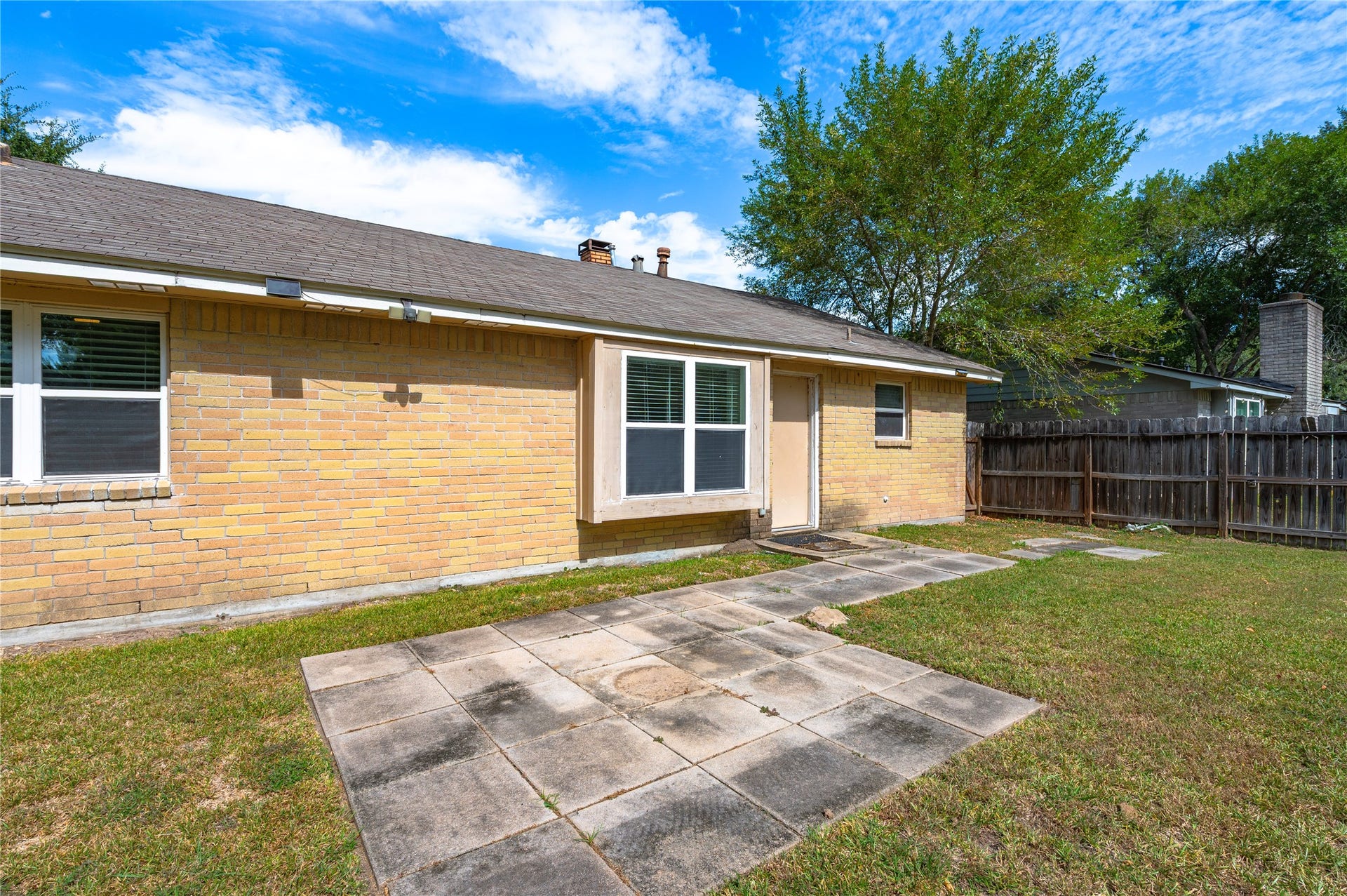 2515 Knoxville Drive, League City, TX 77573 Concrete stones make up a large patio space.