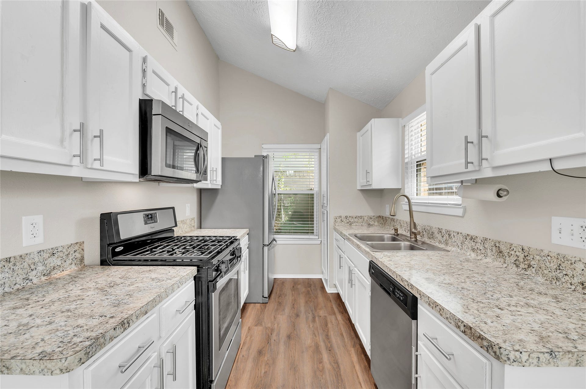 2515 Knoxville Drive, League City, TX 77573 Spacious kitchen ample counter top space and wood cabinet storage. Stainless gas range/oven, dishwasher, microwave and refrigerator.
