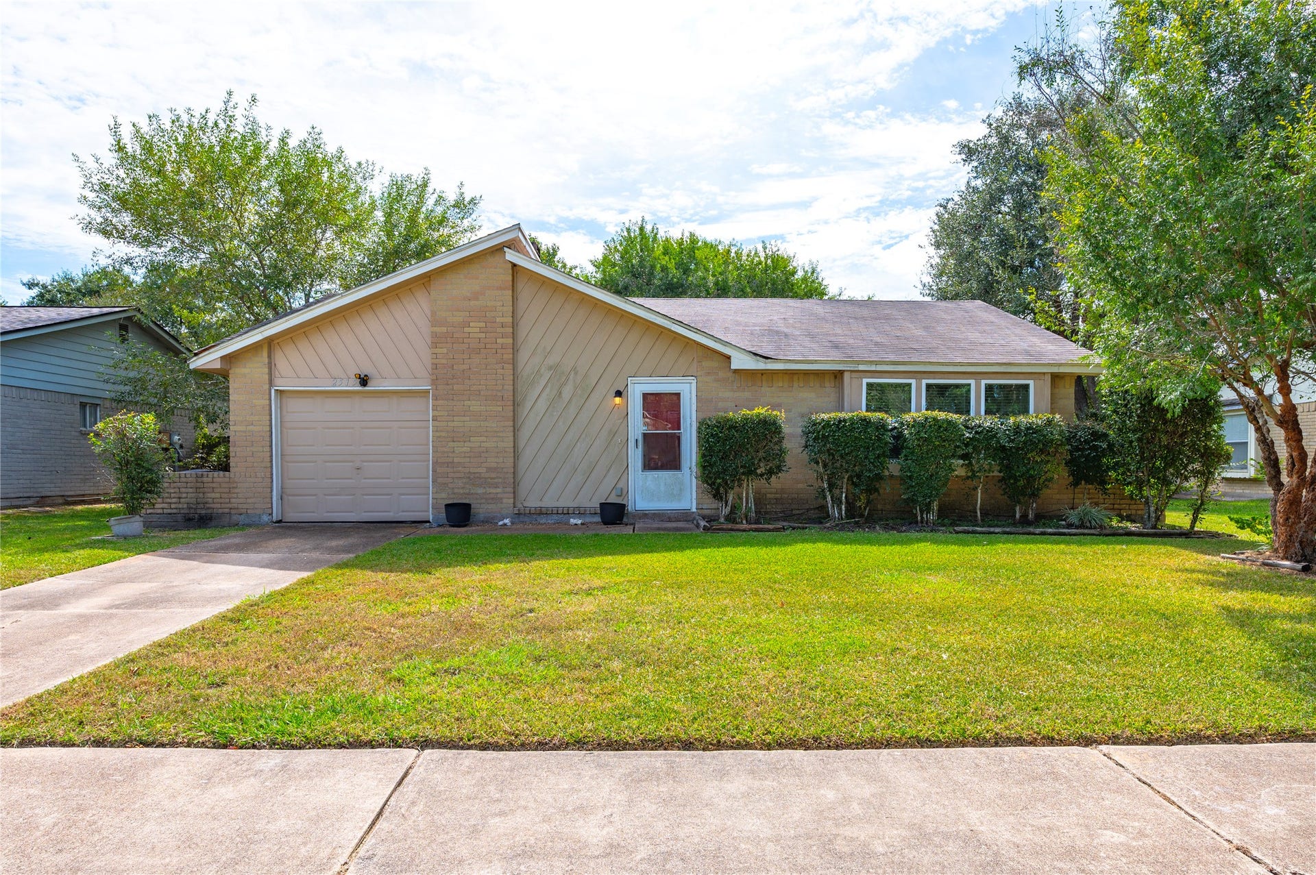 2515 Knoxville Drive, League City, TX 77573 Spacious updated 2 bedroom 1 bath home situated on large lot in League City TX.Large front yard with sidewalks throughout the neighborhood. Community pool, tennis and basketball courts only a short distance away.