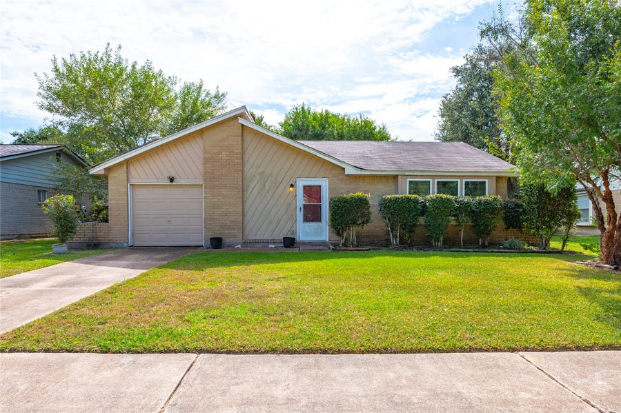 Property photo for 2515 Knoxville Drive, League City, TX