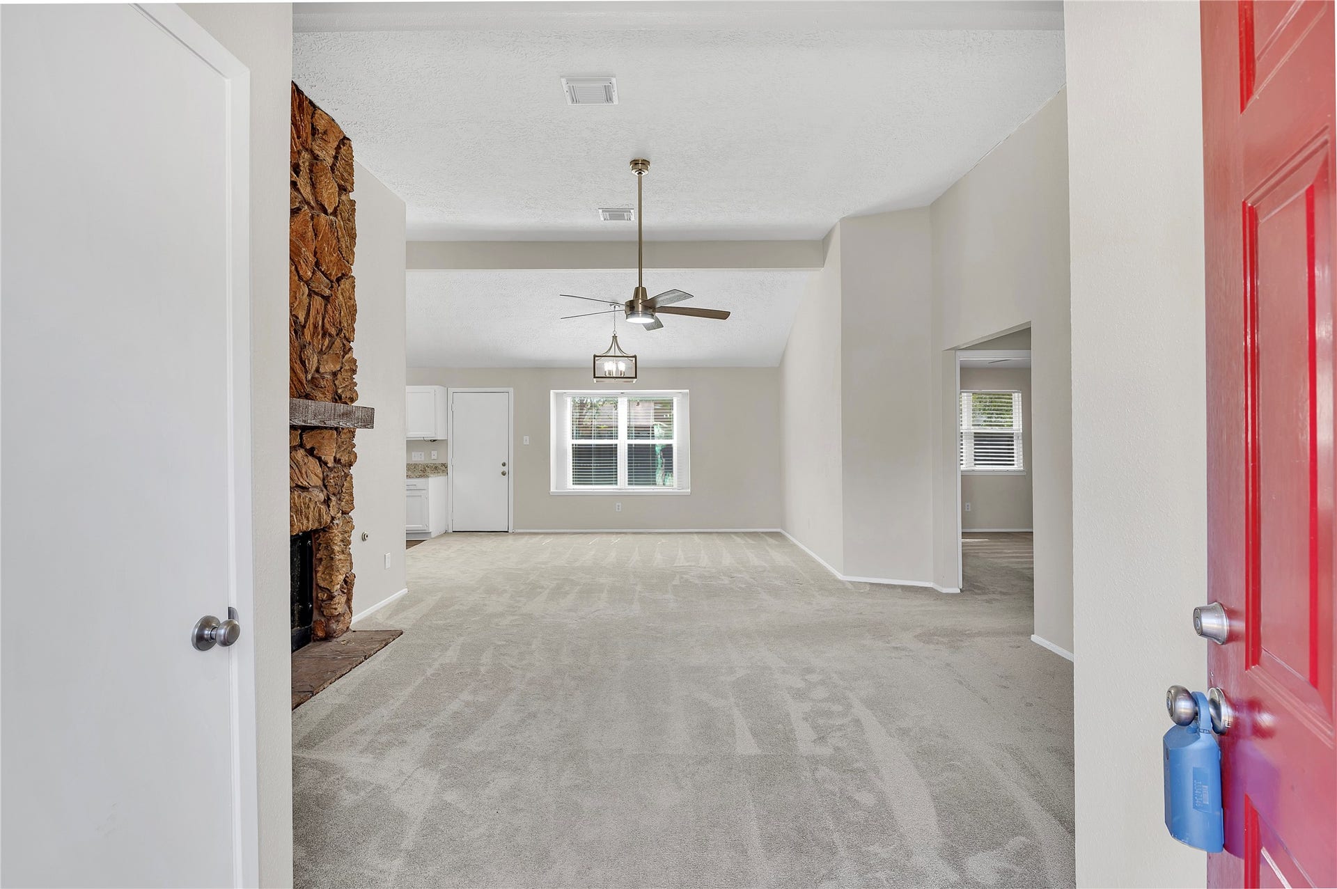 2515 Knoxville Drive, League City, TX 77573 Front door opens up to the spacious living room area.