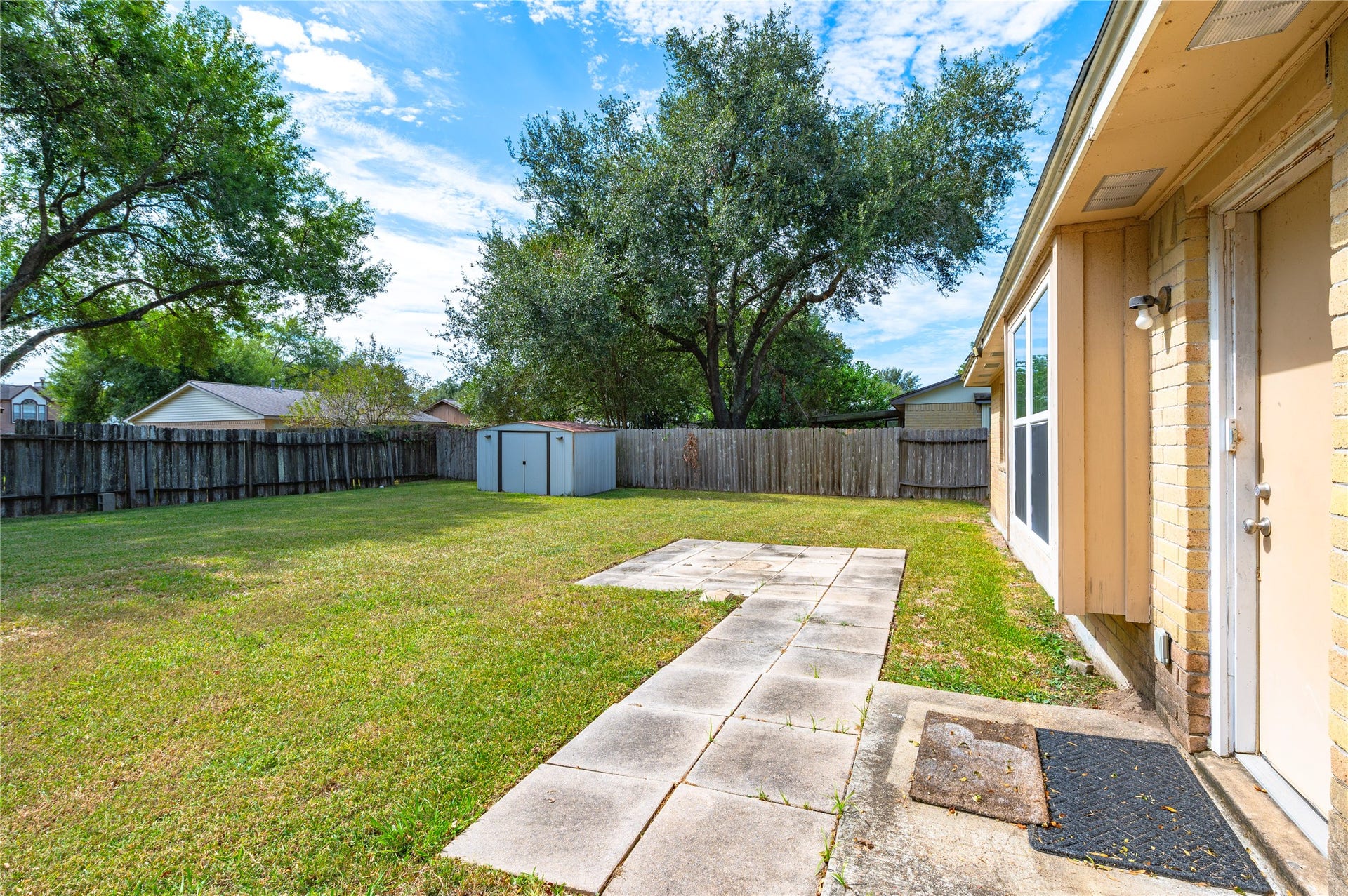2515 Knoxville Drive, League City, TX 77573 Large backyard space.