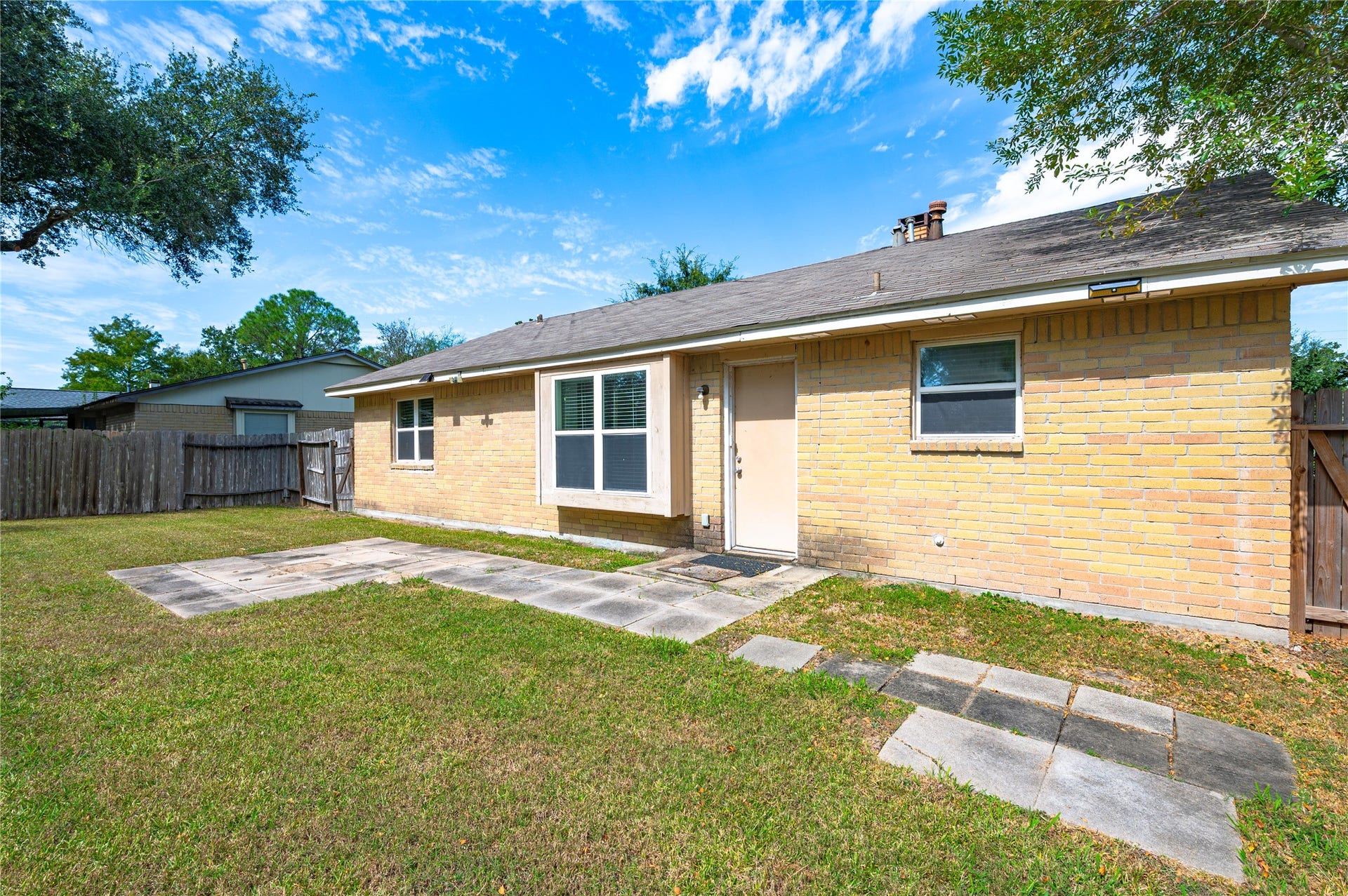 2515 Knoxville Drive, League City, TX 77573 Another view of the patio space in the backyard.