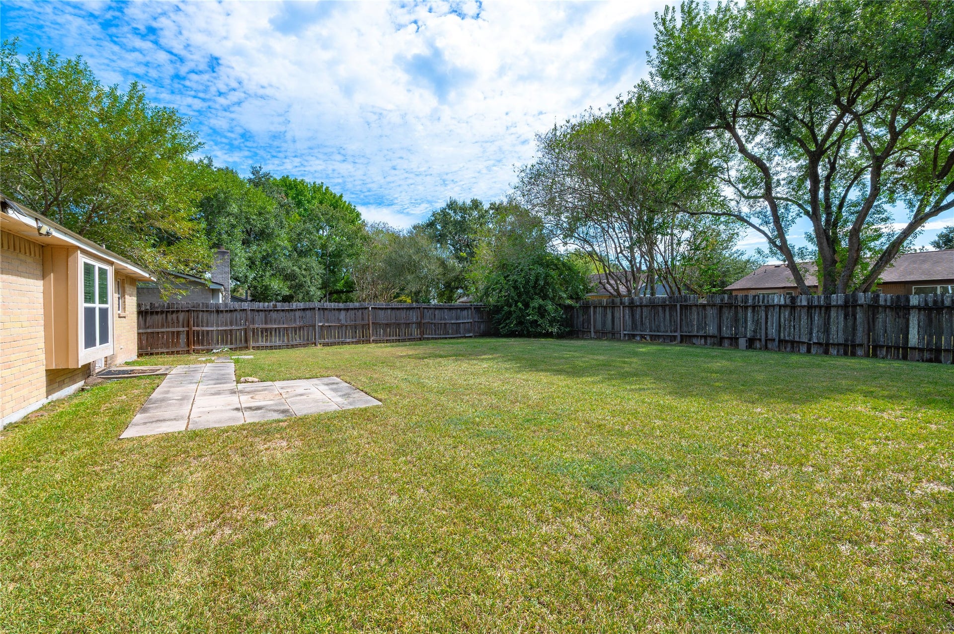 2515 Knoxville Drive, League City, TX 77573 Another view of the large backyard.