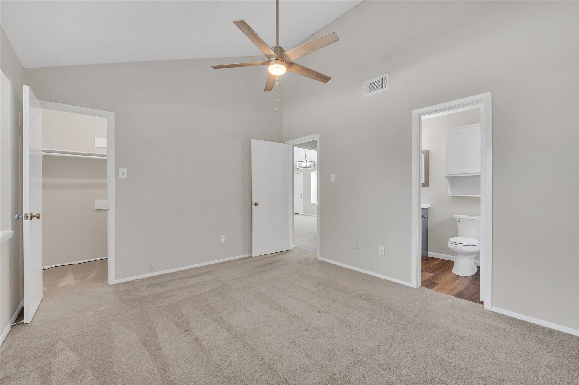 2515 Knoxville Drive, League City, TX 77573 Walk in closet and access to the full bath from the primary bedroom.