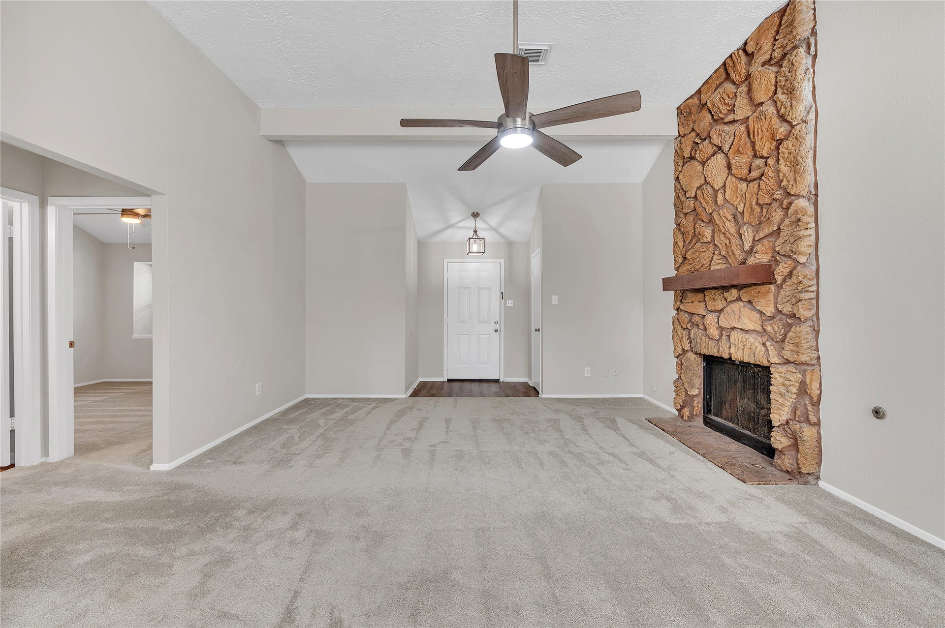 2515 Knoxville Drive, League City, TX 77573 Another view of the large living room space with high ceilings.