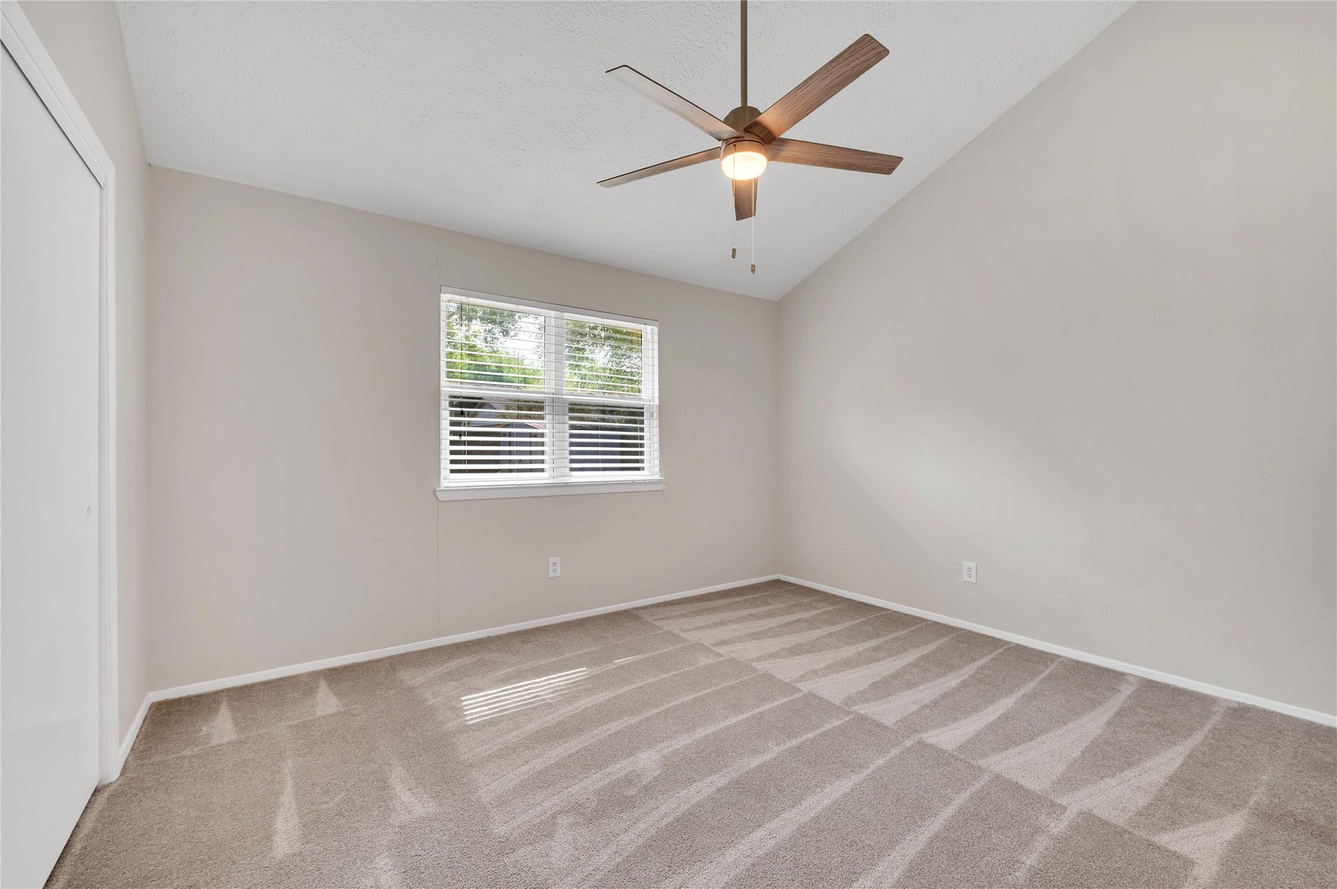 2515 Knoxville Drive, League City, TX 77573 Large secondary bedroom with high ceilings.