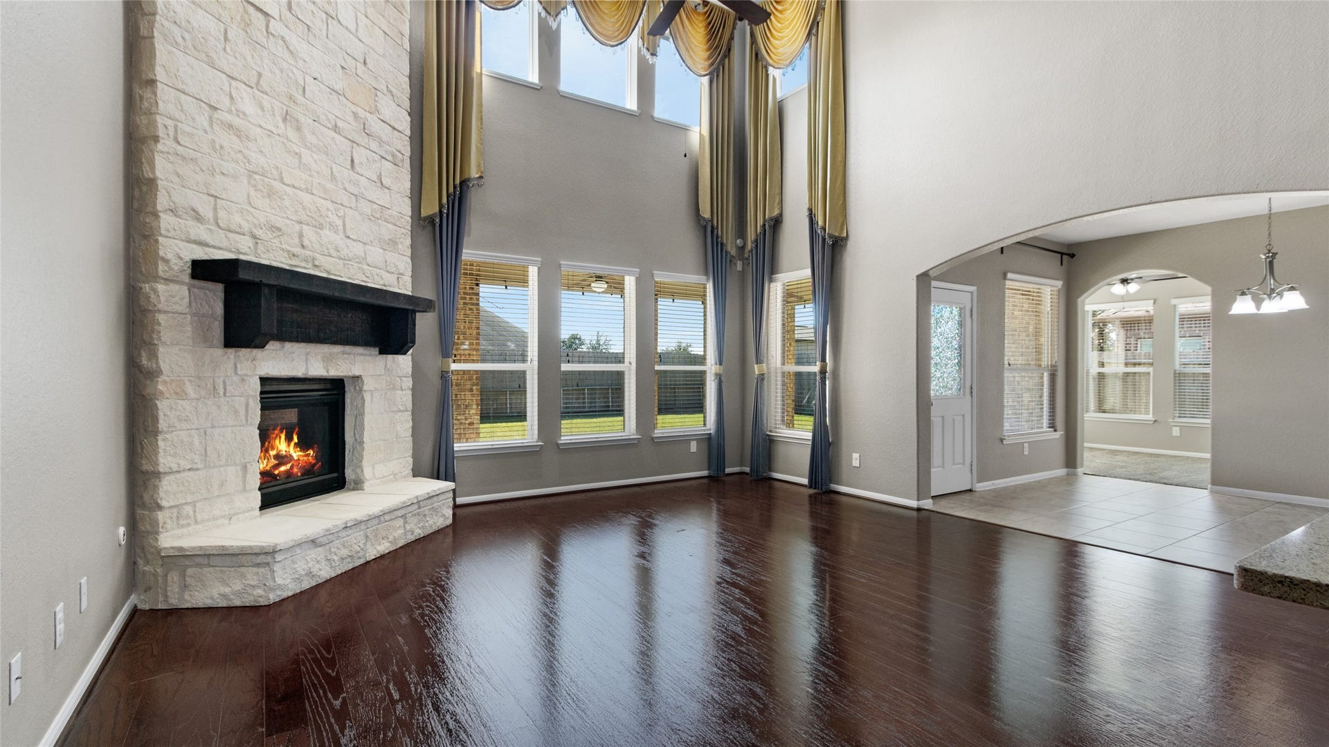 12106 Obsidian Lane, Mont Belvieu, TX 77535 The large living space is brightened by oversized windows, a stunning stone fireplace from floor to ceiling that is open to the kitchen, breakfast room and sunroom.