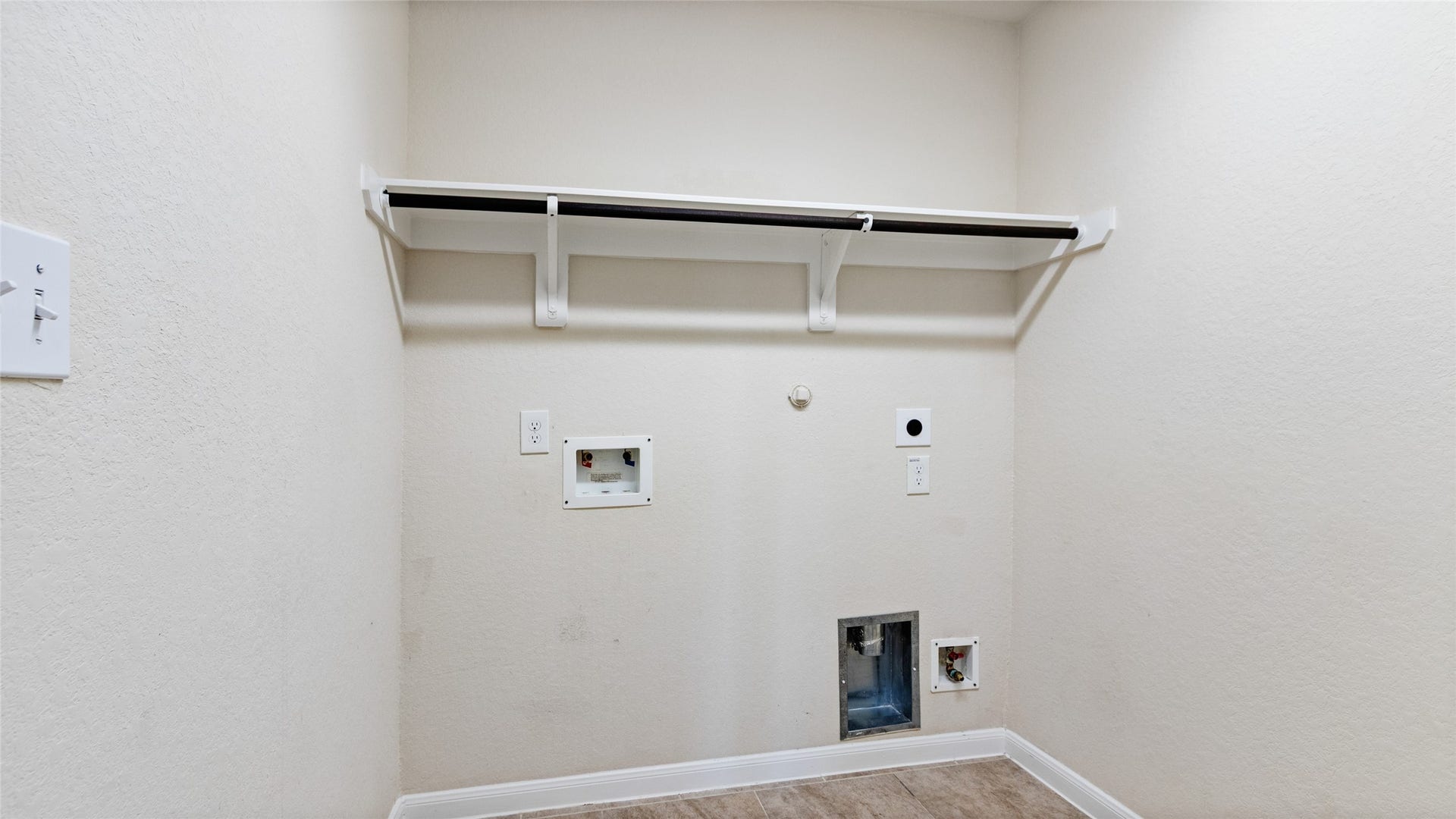 12106 Obsidian Lane, Mont Belvieu, TX 77535 Interior Laundry room with plenty of space for the washer / dryer and a folding table.