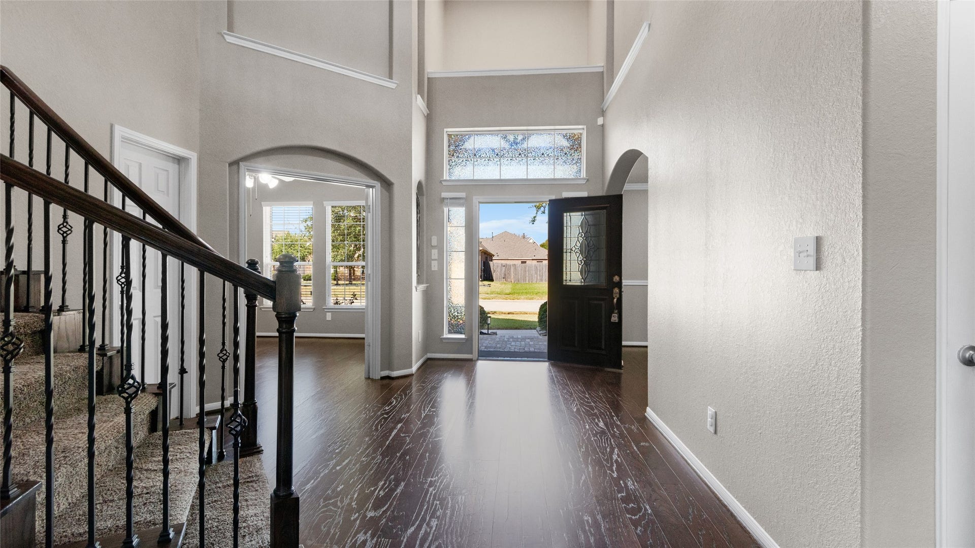 12106 Obsidian Lane, Mont Belvieu, TX 77535 A great view looking at the entry way from the front door.