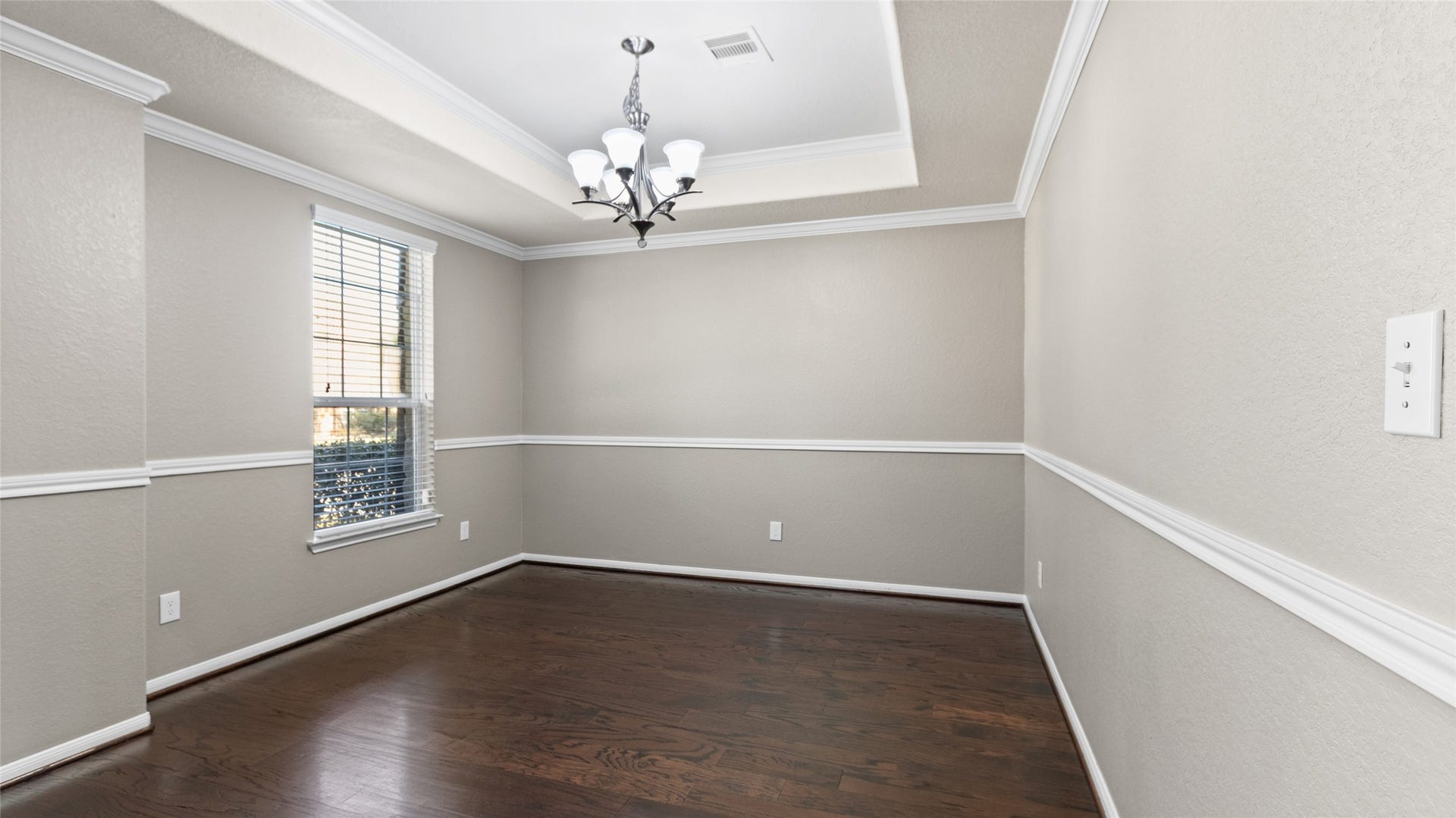 12106 Obsidian Lane, Mont Belvieu, TX 77535 A nicely stated formal dining room that is located just to your left as you enter the home.