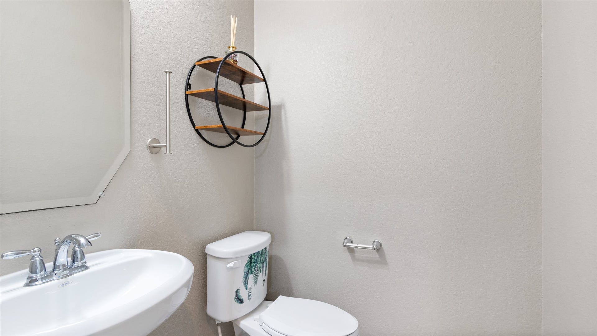 12106 Obsidian Lane, Mont Belvieu, TX 77535 This is the half bath just steps away from the office on the first level.