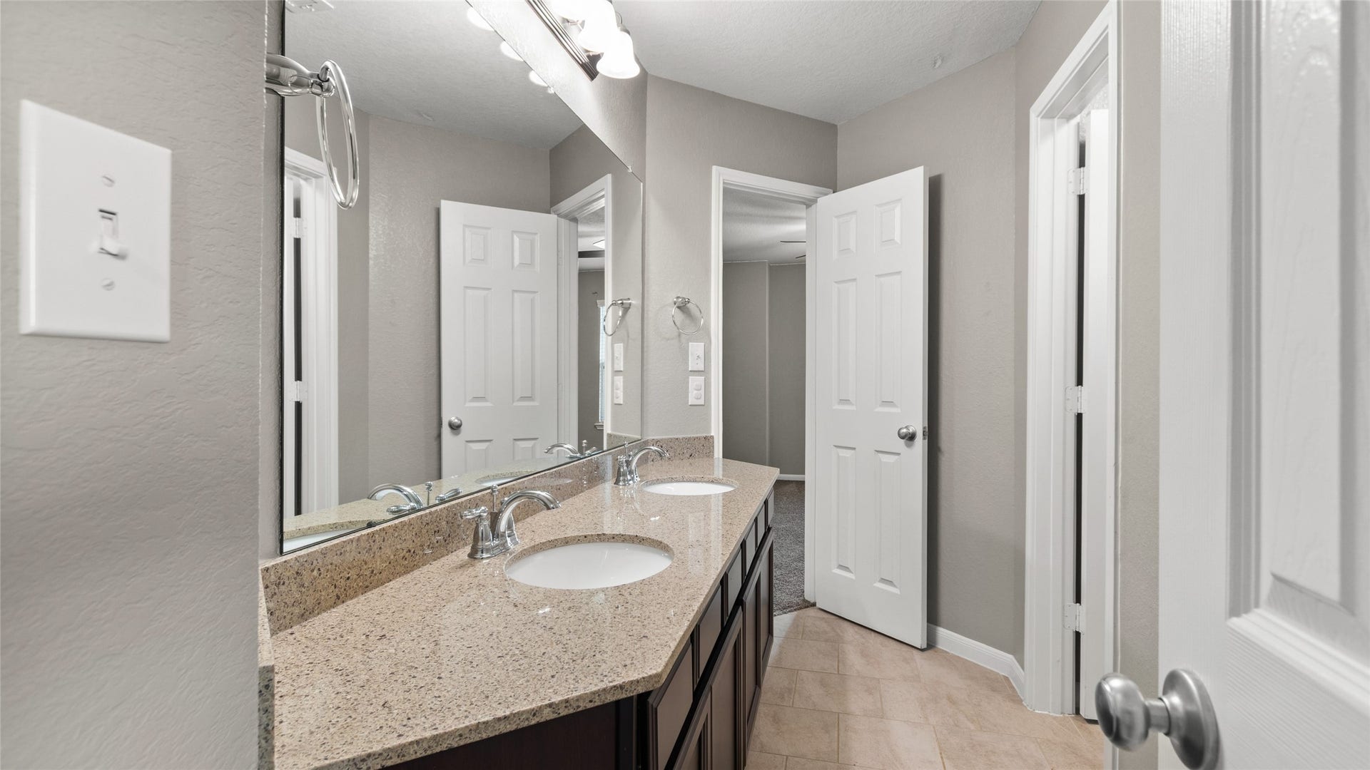 12106 Obsidian Lane, Mont Belvieu, TX 77535 Hollywood style bathroom upstairs shared by two bedrooms.