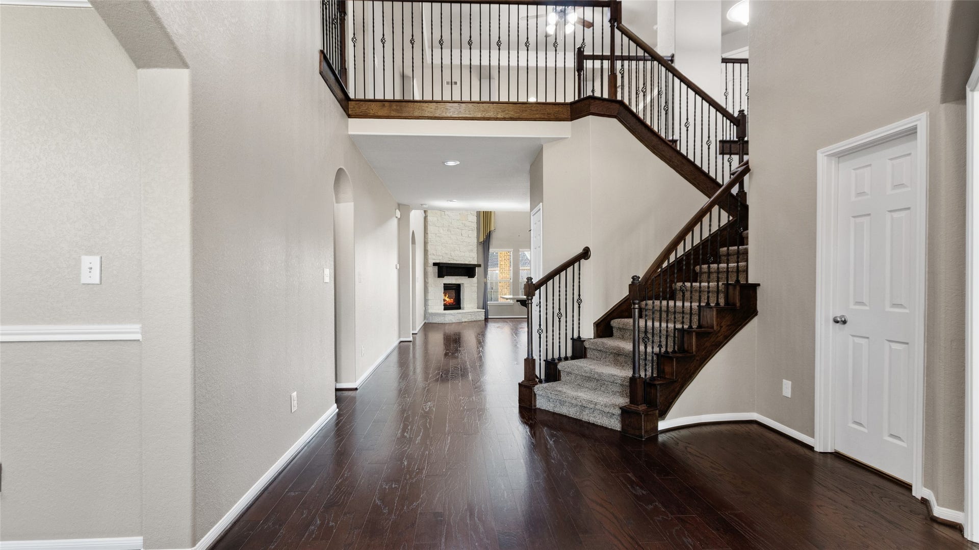 12106 Obsidian Lane, Mont Belvieu, TX 77535 The entryway is stunning with beautiful wood flooring, high ceilings, an office to your right and a formal dining to your left and a beautiful staircase to the 2nd level.