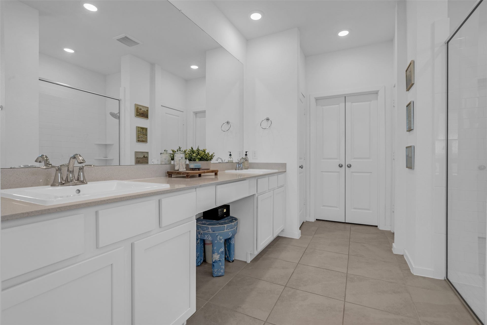 13213 Harbor Point Drive, Texas City, TX 77539 Spacious bathroom featuring dual sinks, modern fixtures, and ample storage with a clean, contemporary design.