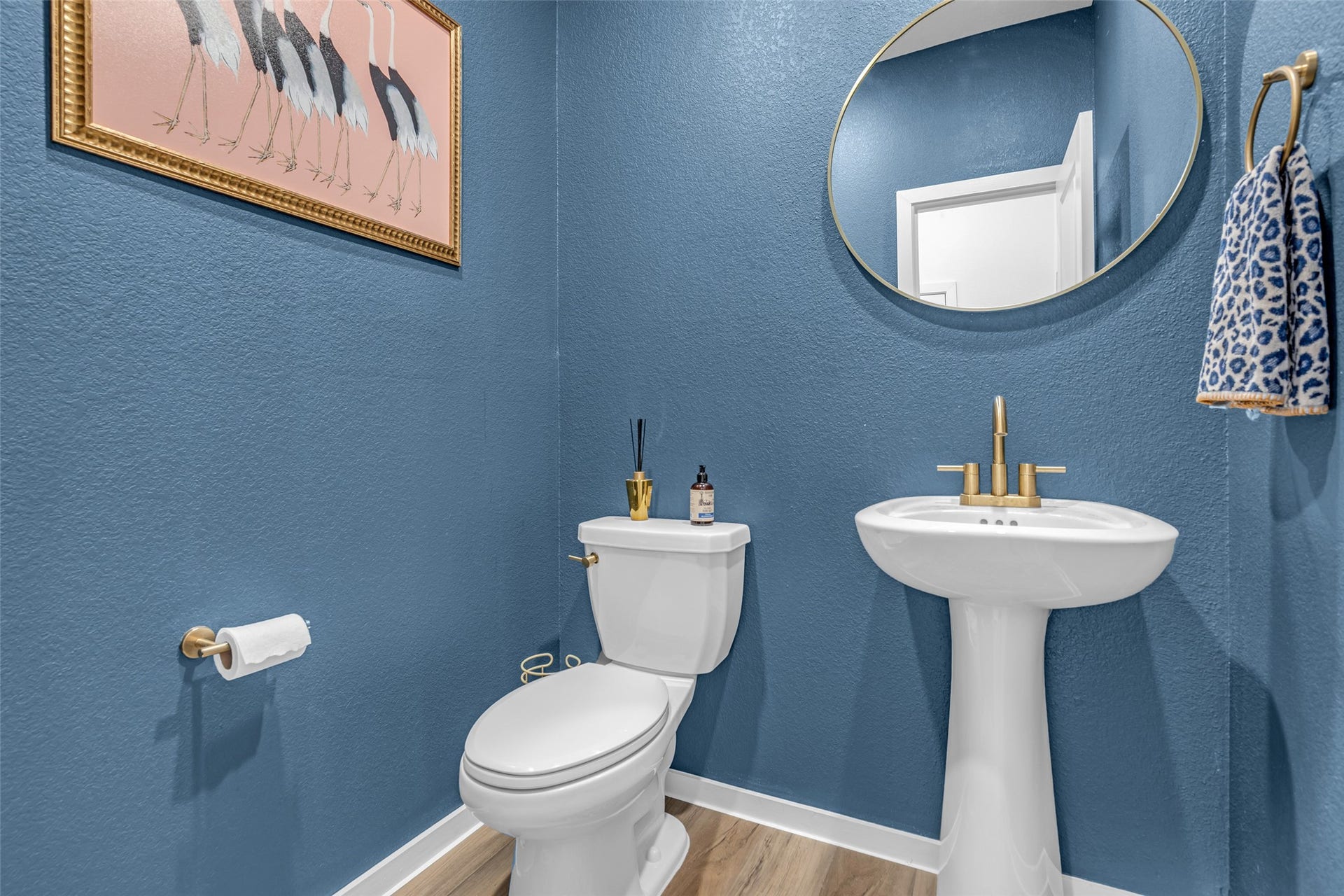13213 Harbor Point Drive, Texas City, TX 77539 Powder bath with custom paint