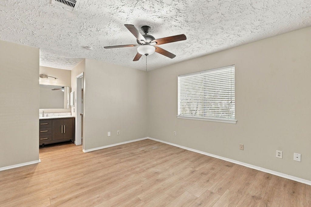 407 Ironbark Drive, Houston, TX 77598 Primary bedroom suite