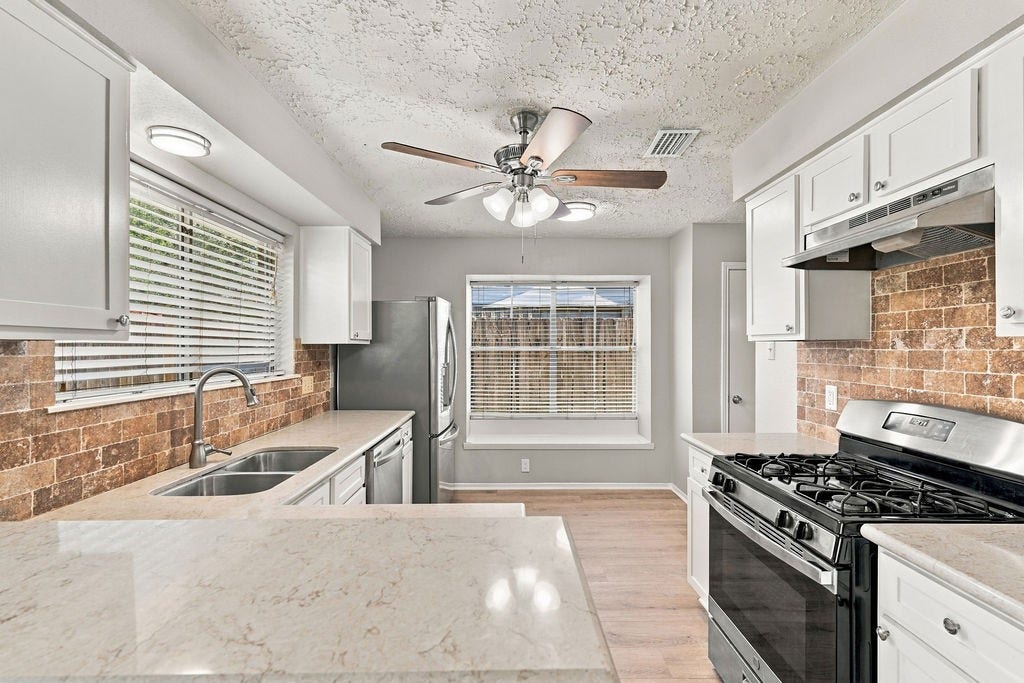 407 Ironbark Drive, Houston, TX 77598 New oven