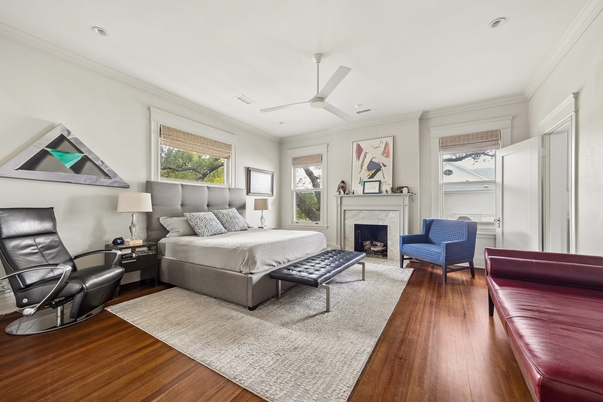 8 Courtlandt Place, Houston, TX 77006 The generously proportioned primary suite features classic architectural details, abundant natural light and a charming fireplace surround.