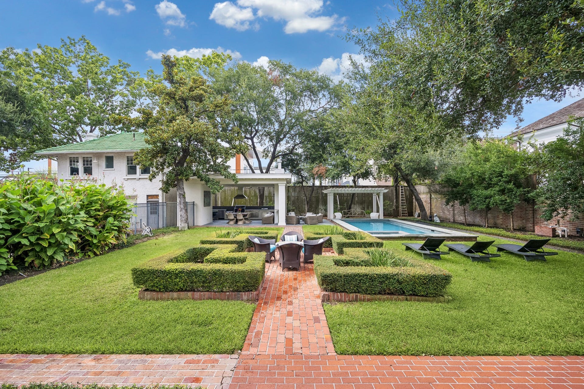 8 Courtlandt Place, Houston, TX 77006 Step outside, where the beautifully landscaped grounds feature formal boxwood hedges, brick pathways and a series of outdoor gathering areas surrounding the pool and spa.
