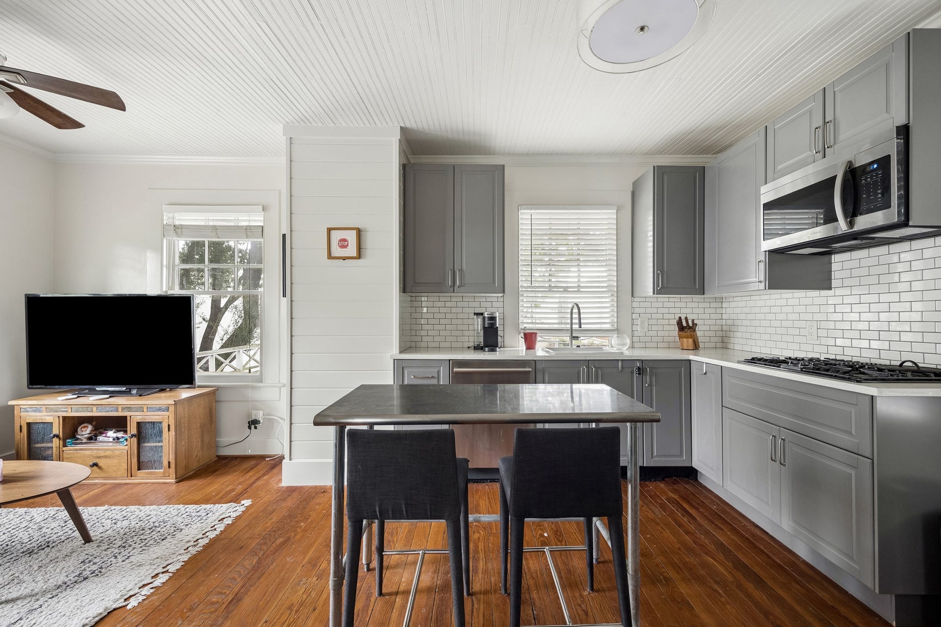 8 Courtlandt Place, Houston, TX 77006 Positioned above the garage, a separate well-appointed apartment offers comfortable living accommodations with an open kitchen, ample cabinetry and an adjoining living area, ideal for guests or extended stays.