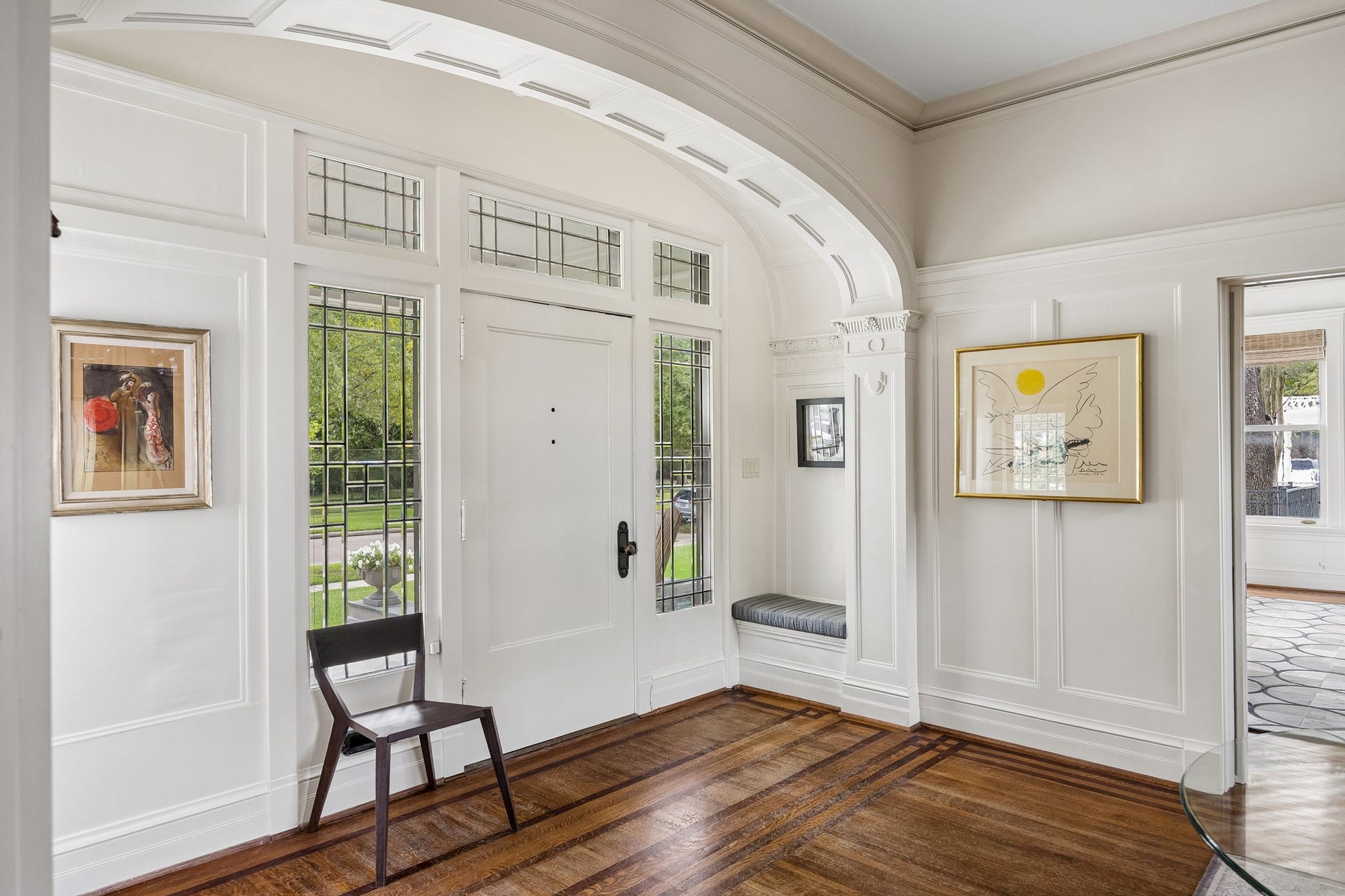 8 Courtlandt Place, Houston, TX 77006 A graceful arched entry with decorative millwork and leaded-glass sidelights reflects the home's exceptional period craftsmanship.