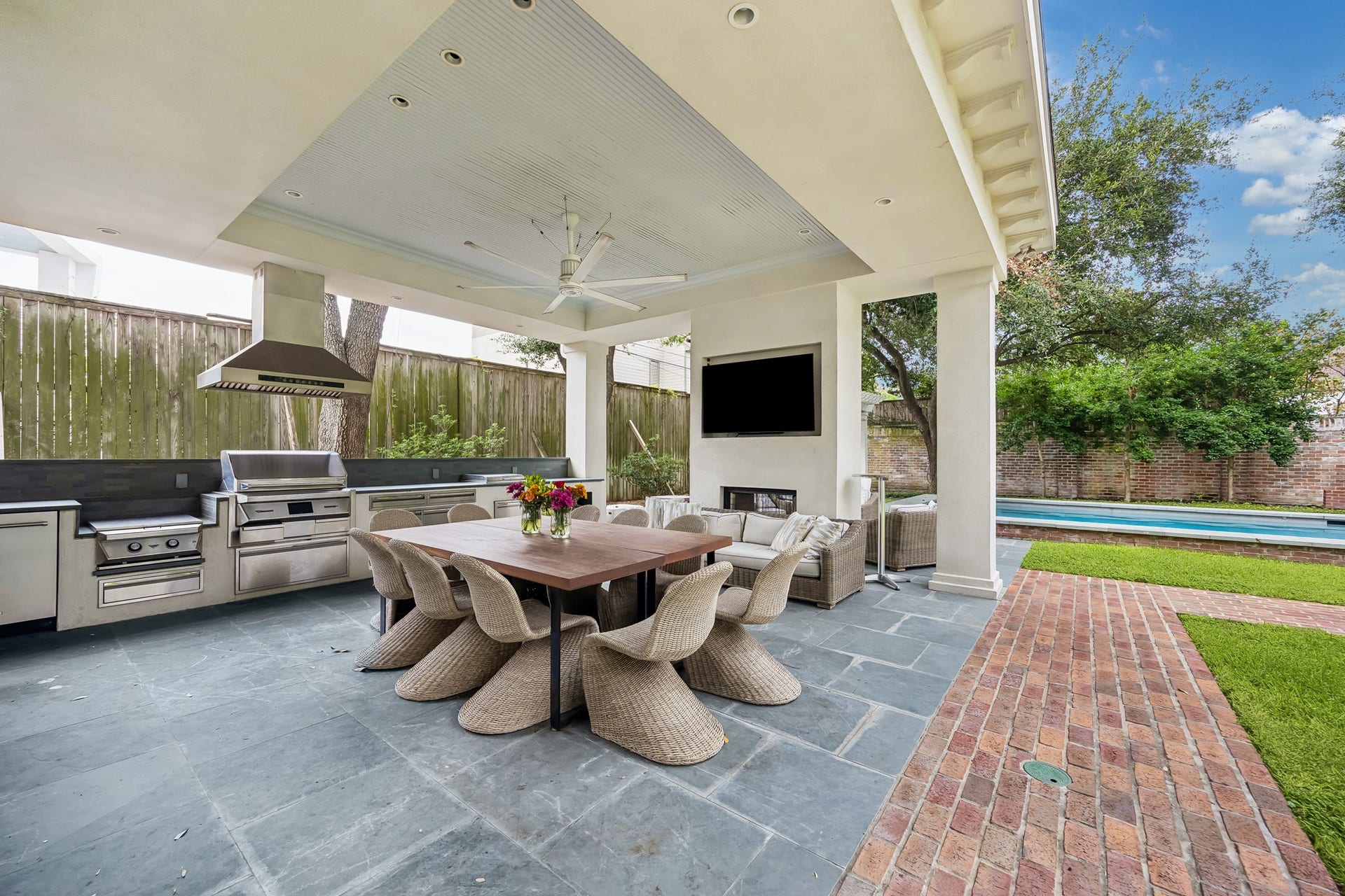 8 Courtlandt Place, Houston, TX 77006 Designed for effortless alfresco entertaining, this covered pavilion features a fully equipped outdoor kitchen, built-in grill, working fireplace and ample space for dining and relaxation.