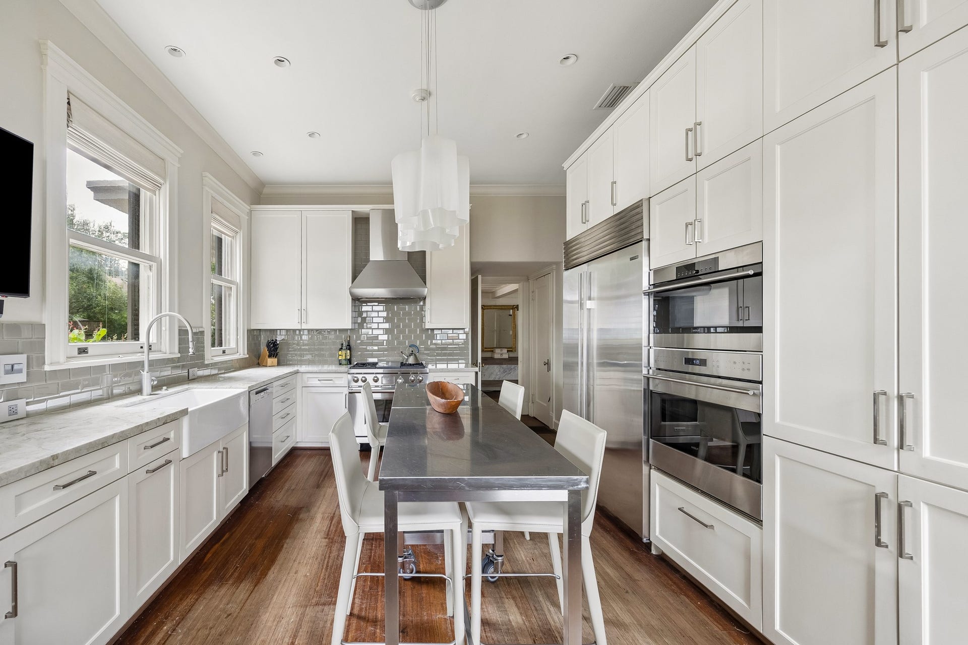 8 Courtlandt Place, Houston, TX 77006 The renovated chef's kitchen showcases premium Wolf and Sub-Zero appliances, extensive custom cabinetry and generous preparation space.