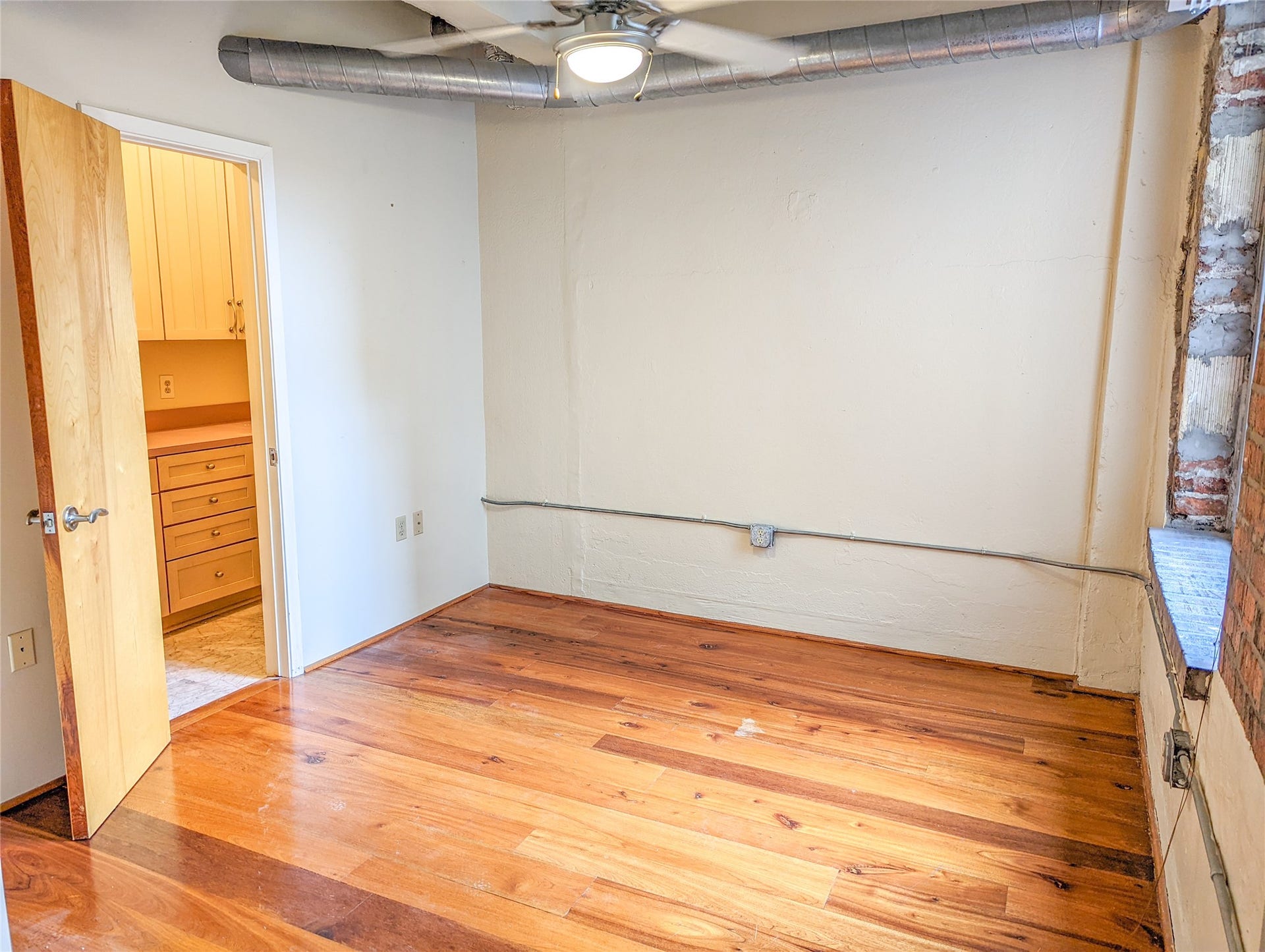 711 Main St Street, #905, Houston, TX 77002 Extra flex space for office, study, additional bed, etc.